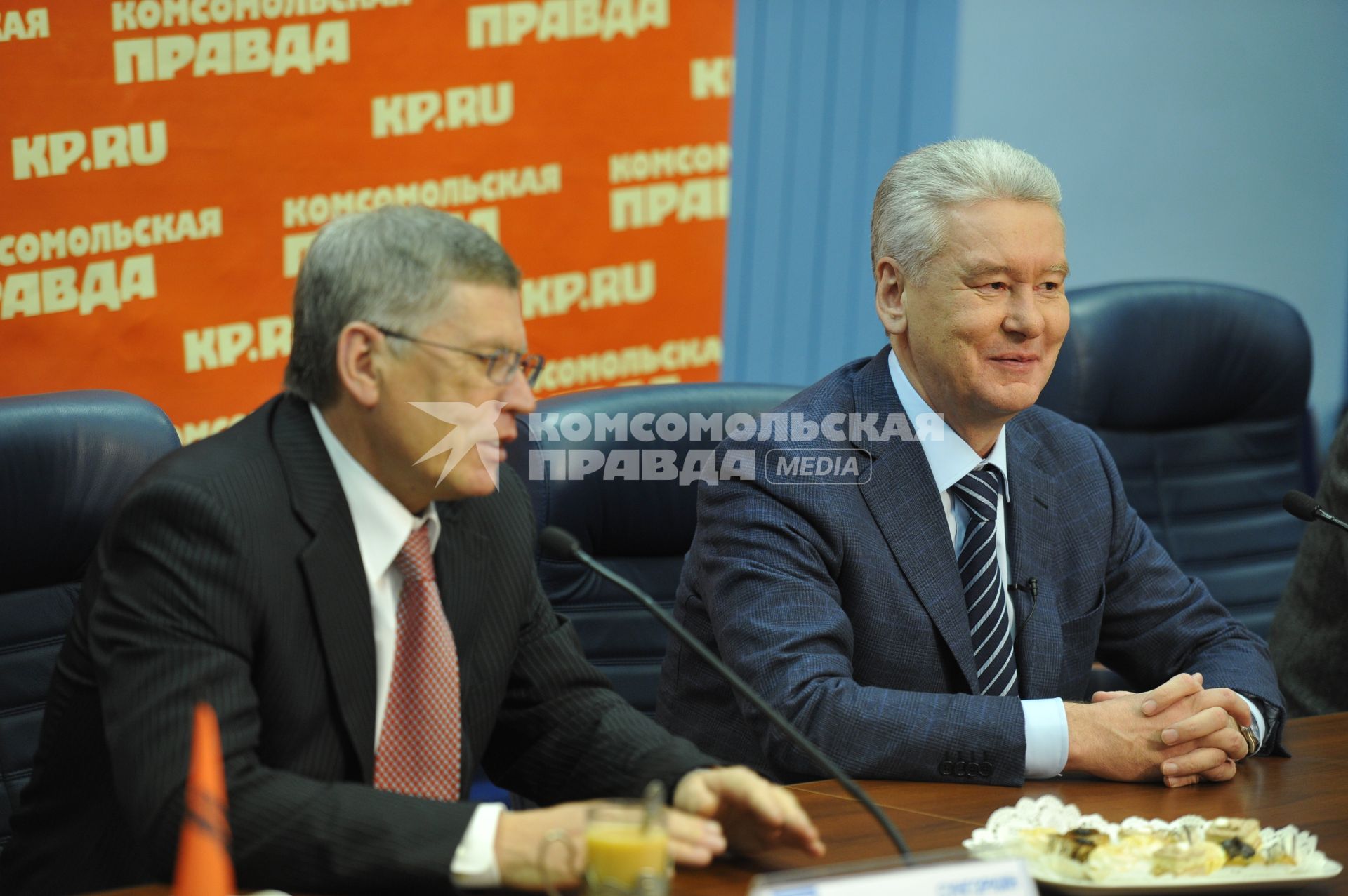 Главный редактор, генеральный директор ИД `Комсомольская правда` Владимир Сунгоркин и российский политический и государственный деятель, мэр Москвы Собянин Сергей. Во время пресс- конференции в ИД `Комсомольская правда`.
