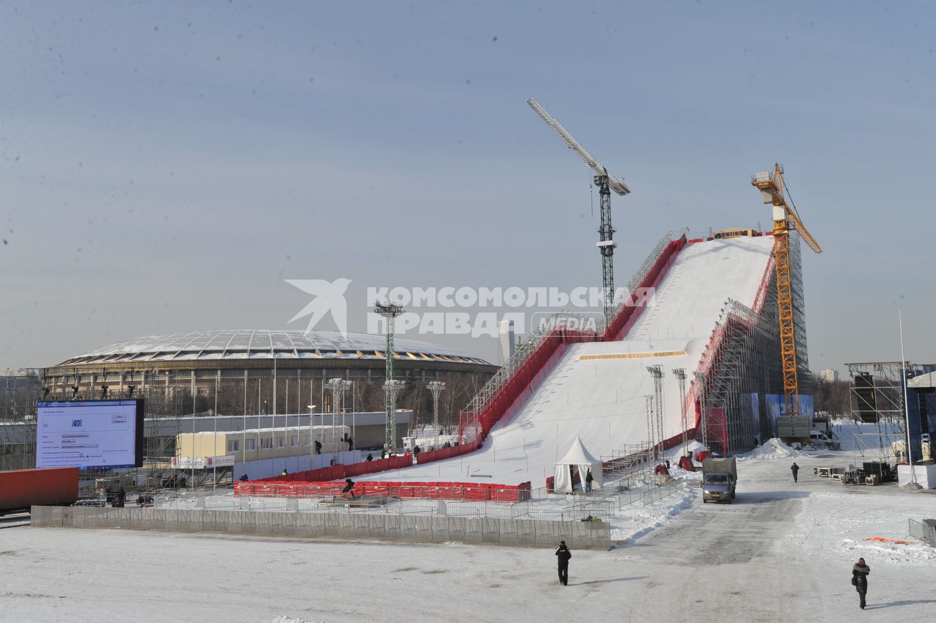 Лужники. Подготовка к проведению соревнований Кубка мира в параллельном слаломе сноуборда. На снимке: строительство `искусственной горы` - специальной рампы из металлоконструкций высотой около 60, длиной почти 175 и шириной более 20 метров.