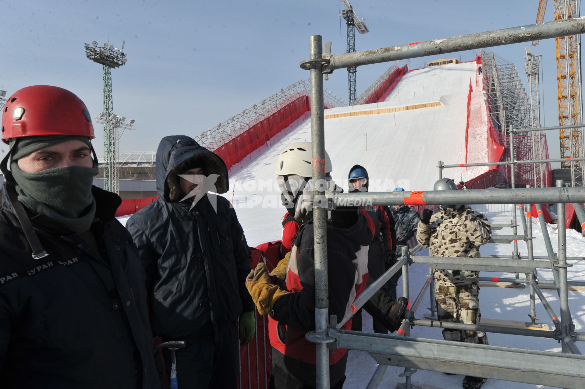 Лужники. Подготовка к проведению соревнований Кубка мира в параллельном слаломе сноуборда. На снимке: строительство `искусственной горы` - специальной рампы из металлоконструкций высотой около 60, длиной почти 175 и шириной более 20 метров.