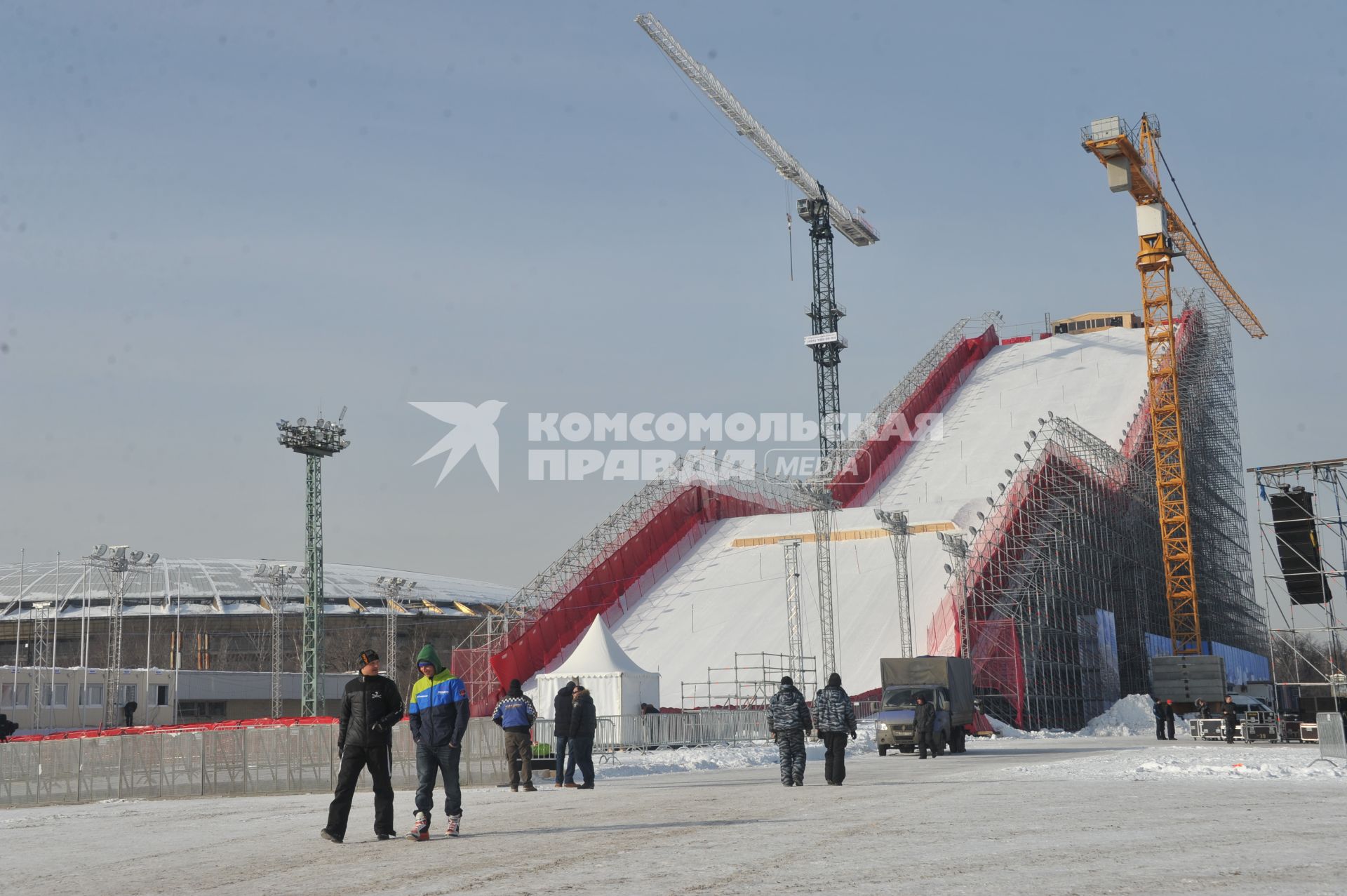 Лужники. Подготовка к проведению соревнований Кубка мира в параллельном слаломе сноуборда. На снимке: строительство `искусственной горы` - специальной рампы из металлоконструкций высотой около 60, длиной почти 175 и шириной более 20 метров.