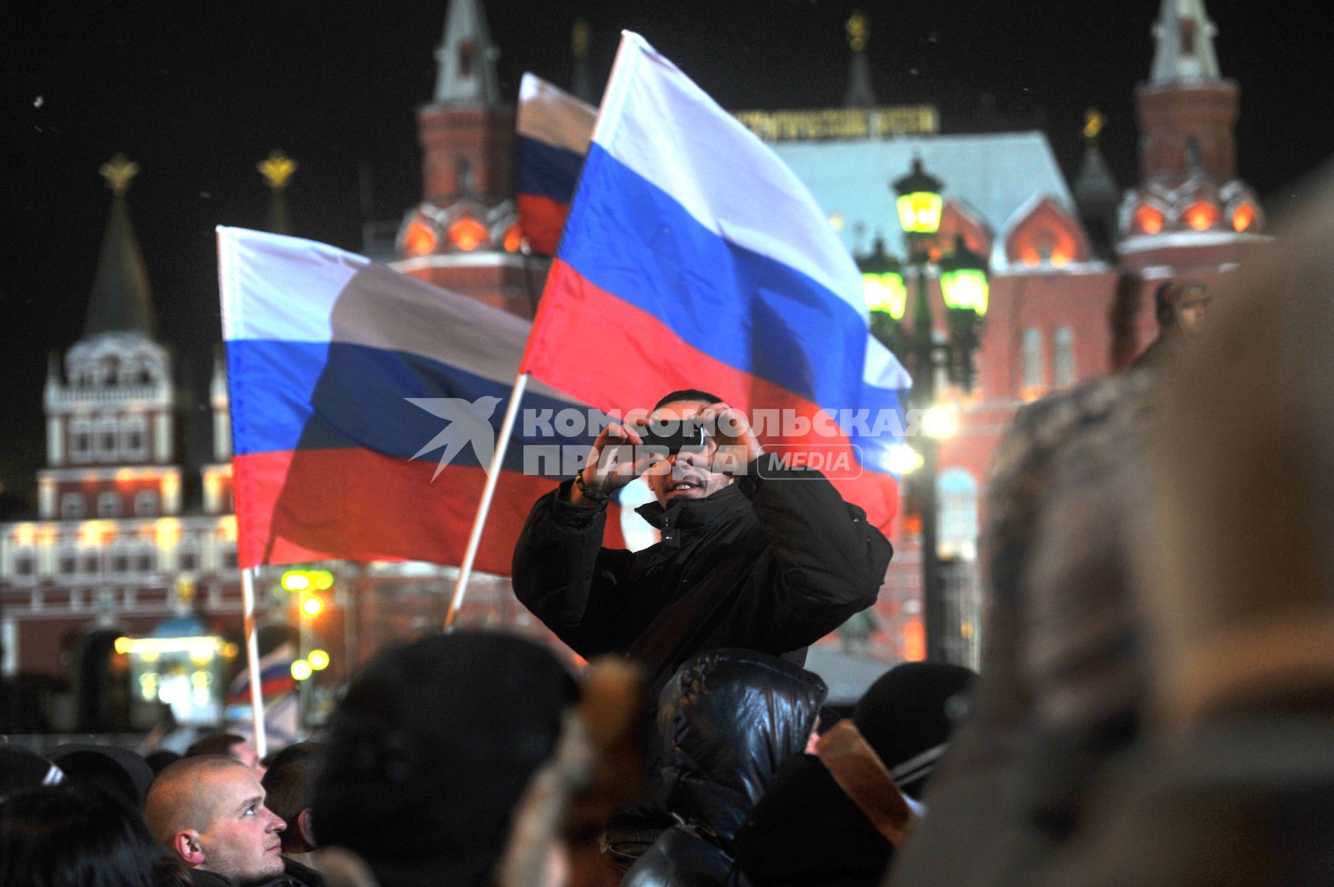 Участники санкционированного митинга в поддержку Владимира Путина на Манежной площади, Москва, 4 марта 2012 года