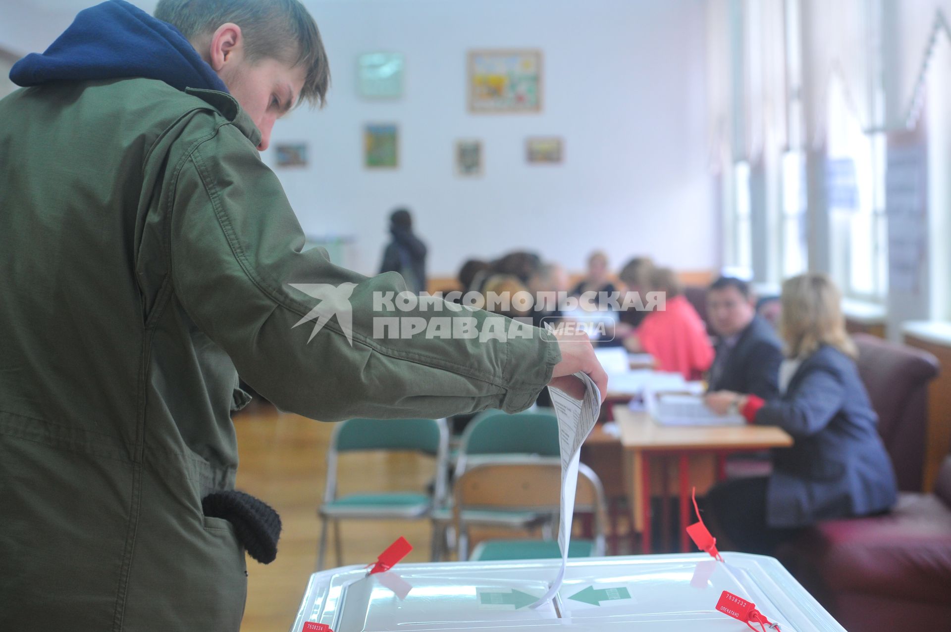 Житель Москвы опускает бюллетень во время голосования на выборах президента РФ на избирательном участке  78., Москва, 4 марта 2012 года