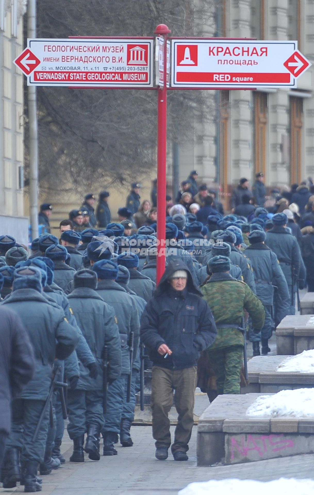 Усиление мер безопасности в центре Москвы во время голосования на выборах президента РФ  , Москва, 4 марта 2012 года