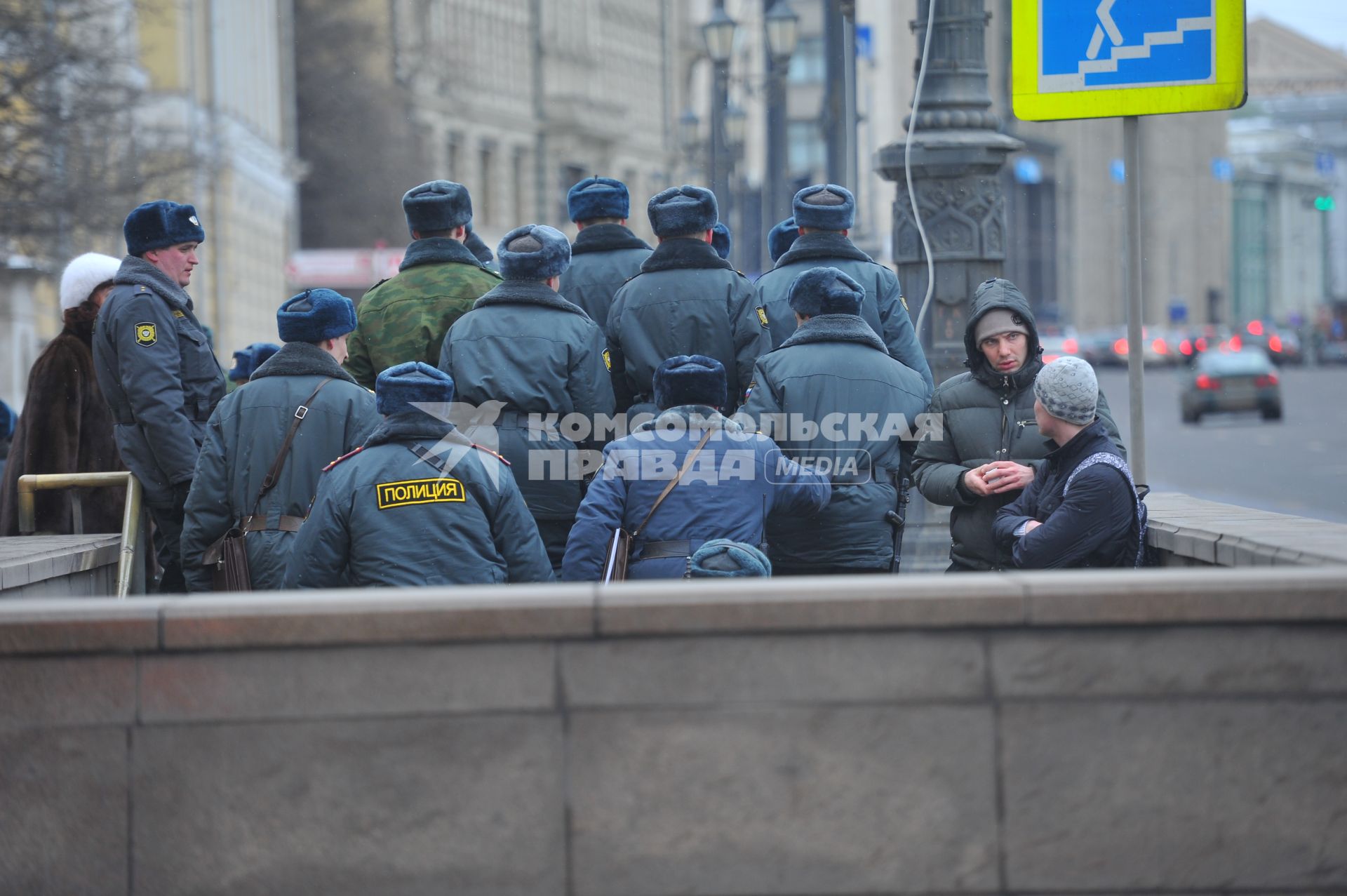 Усиление мер безопасности в центре Москвы во время голосования на выборах президента РФ  , Москва, 4 марта 2012 года