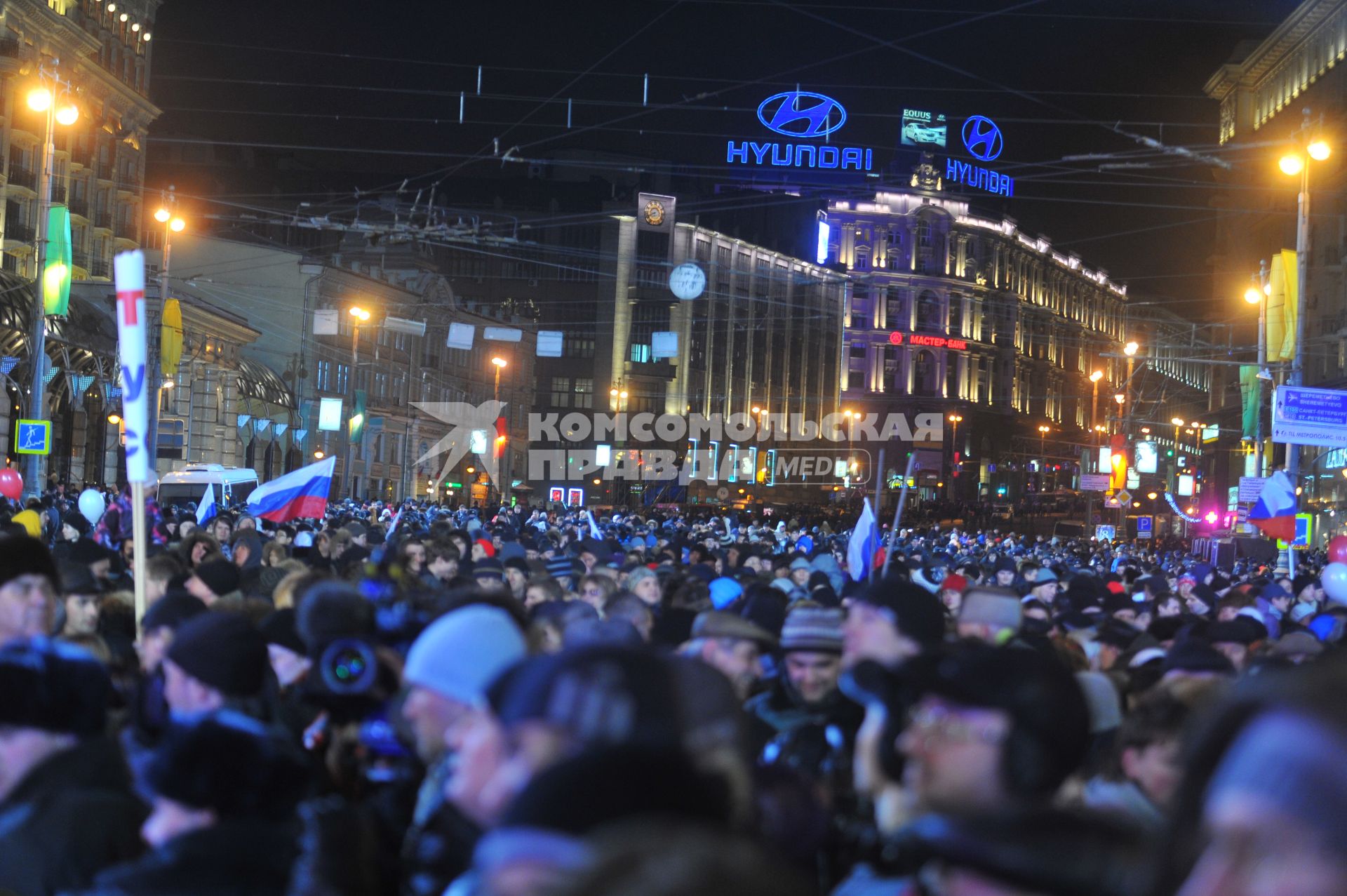 Участники санкционированного митинга в поддержку Владимира Путина на Манежной площади, Москва, 4 марта 2012 года