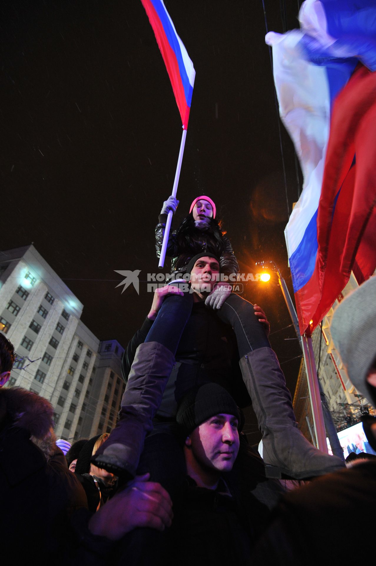 Участники санкционированного митинга в поддержку Владимира Путина на Манежной площади, Москва, 4 марта 2012 года