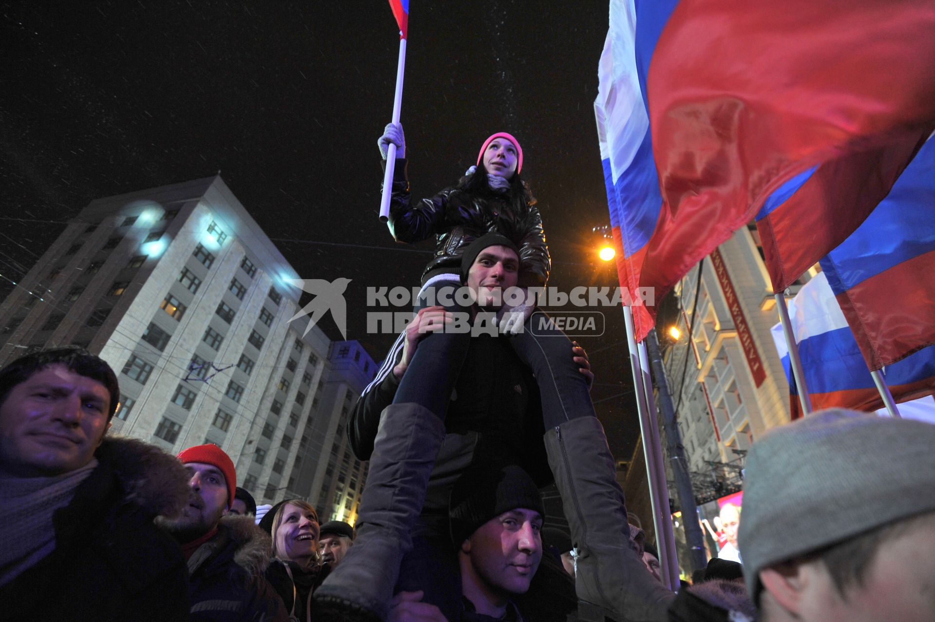 Участники санкционированного митинга в поддержку Владимира Путина на Манежной площади, Москва, 4 марта 2012 года