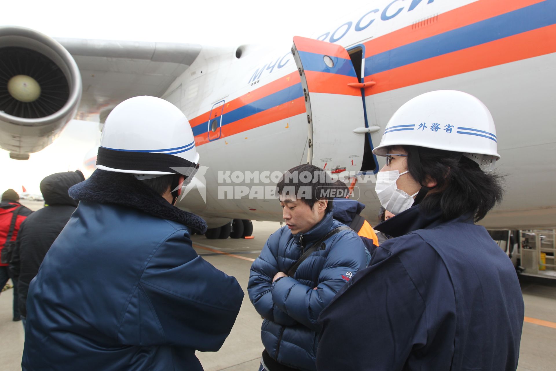 Сотрудники МЧС прилетели в Японию где произошло сильнейшее землетрясение и цунами. На снимке встречающая сторона около самолета МЧС России.