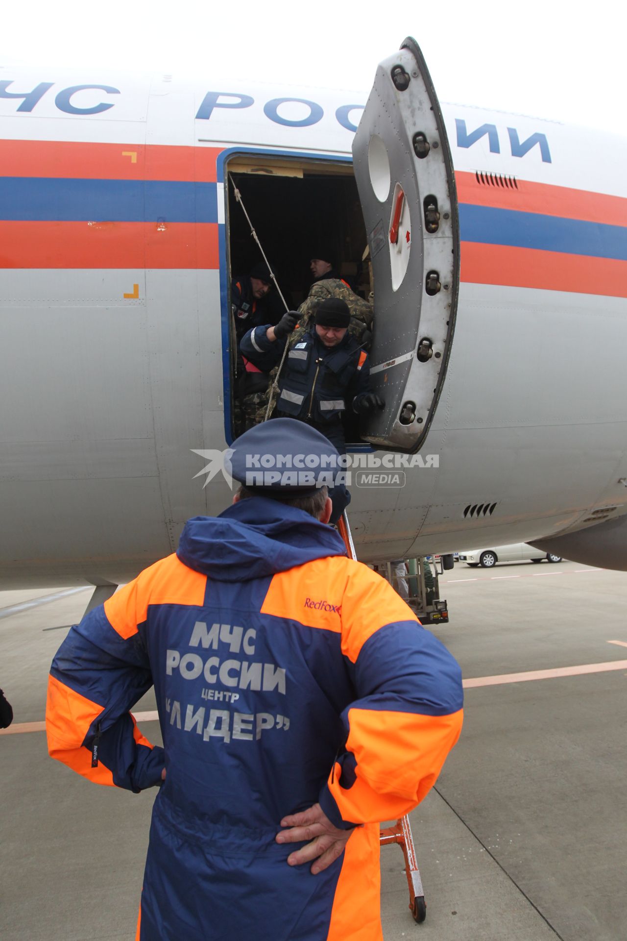 Сотрудники МЧС выходят из самолета по прилету в Японию где произошло сильнейшее землетрясение и цунами.