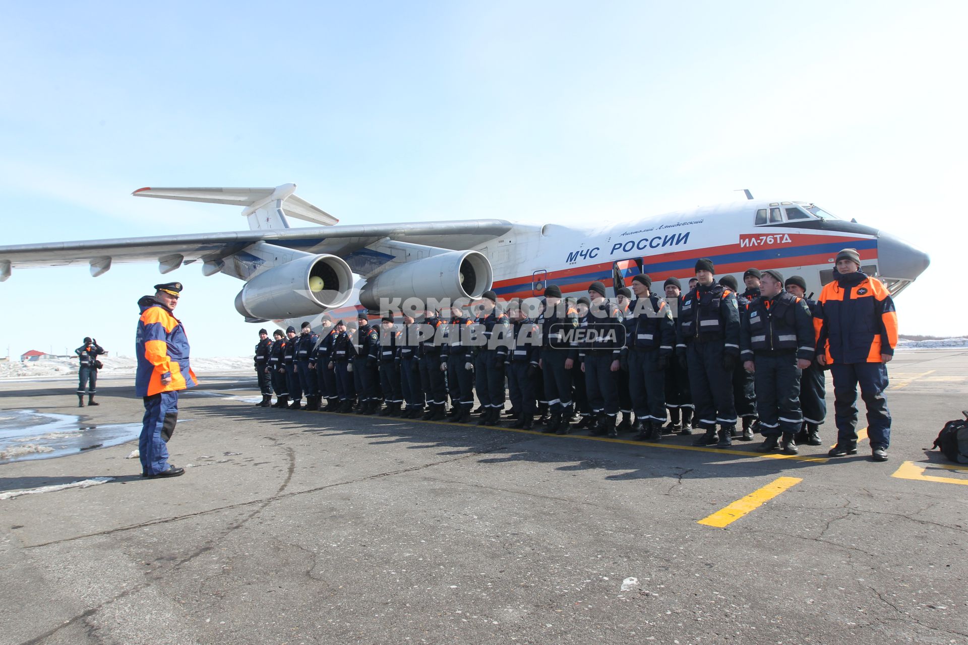 Сотрудники МЧС готовятся к перелету в Японию где произошло сильнейшее землетрясение и цунами. Спасатели стоят около самолета.