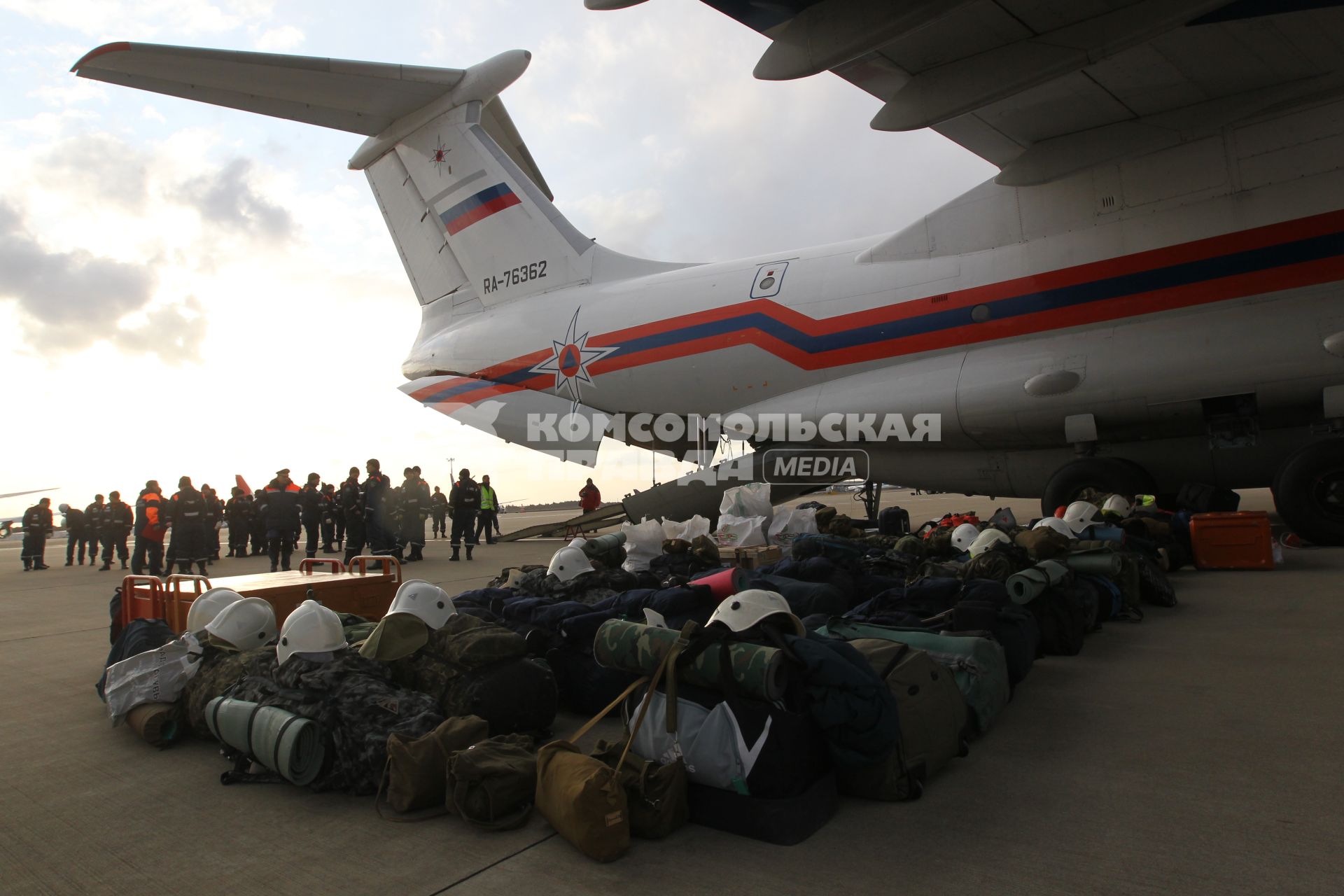 Сотрудники МЧС разгружают самолет по прилету в Японию где произошло сильнейшее землетрясение и цунами.