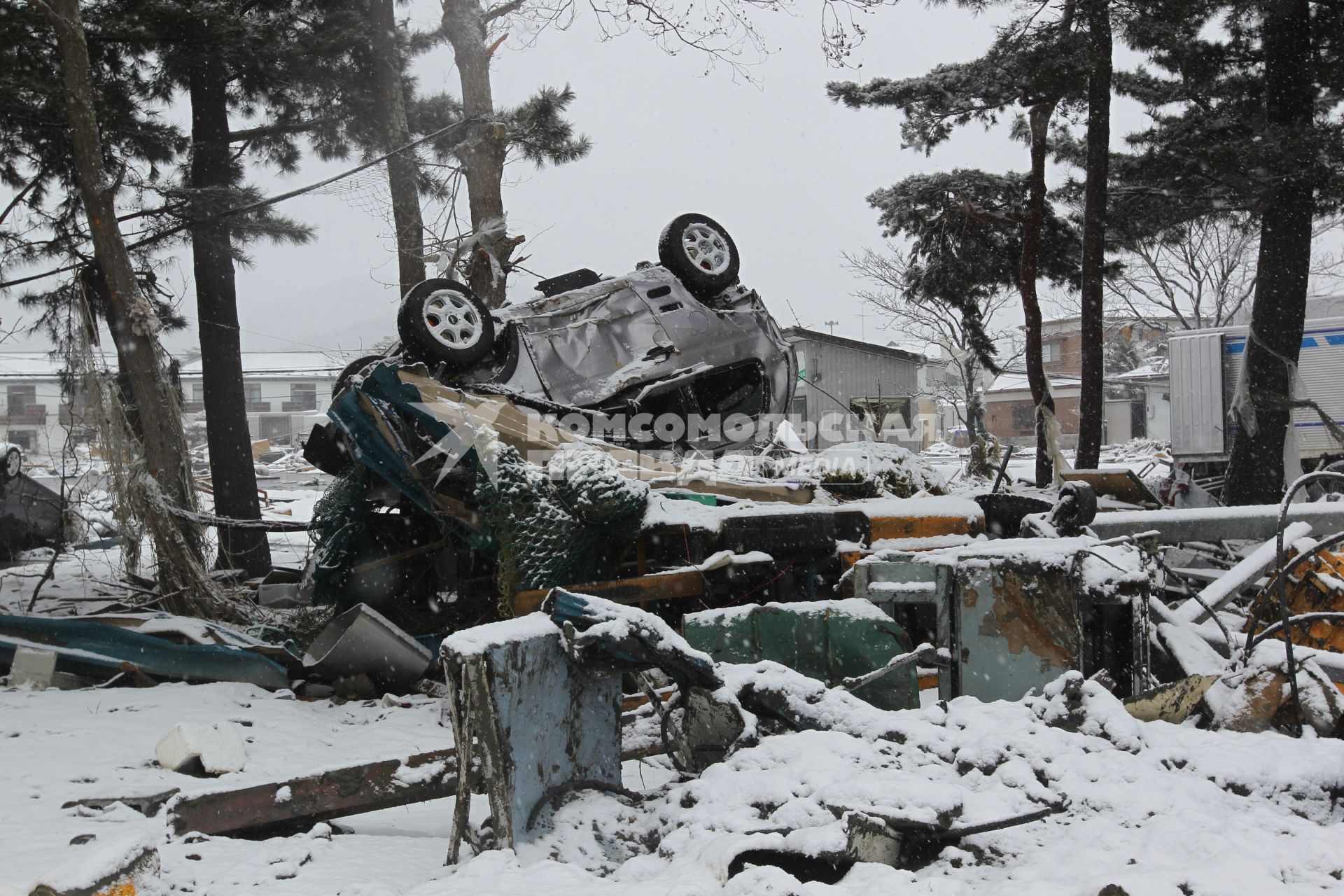 Сильнейшее землетрясение и цунами в Японии. Общий вид на разрушения.