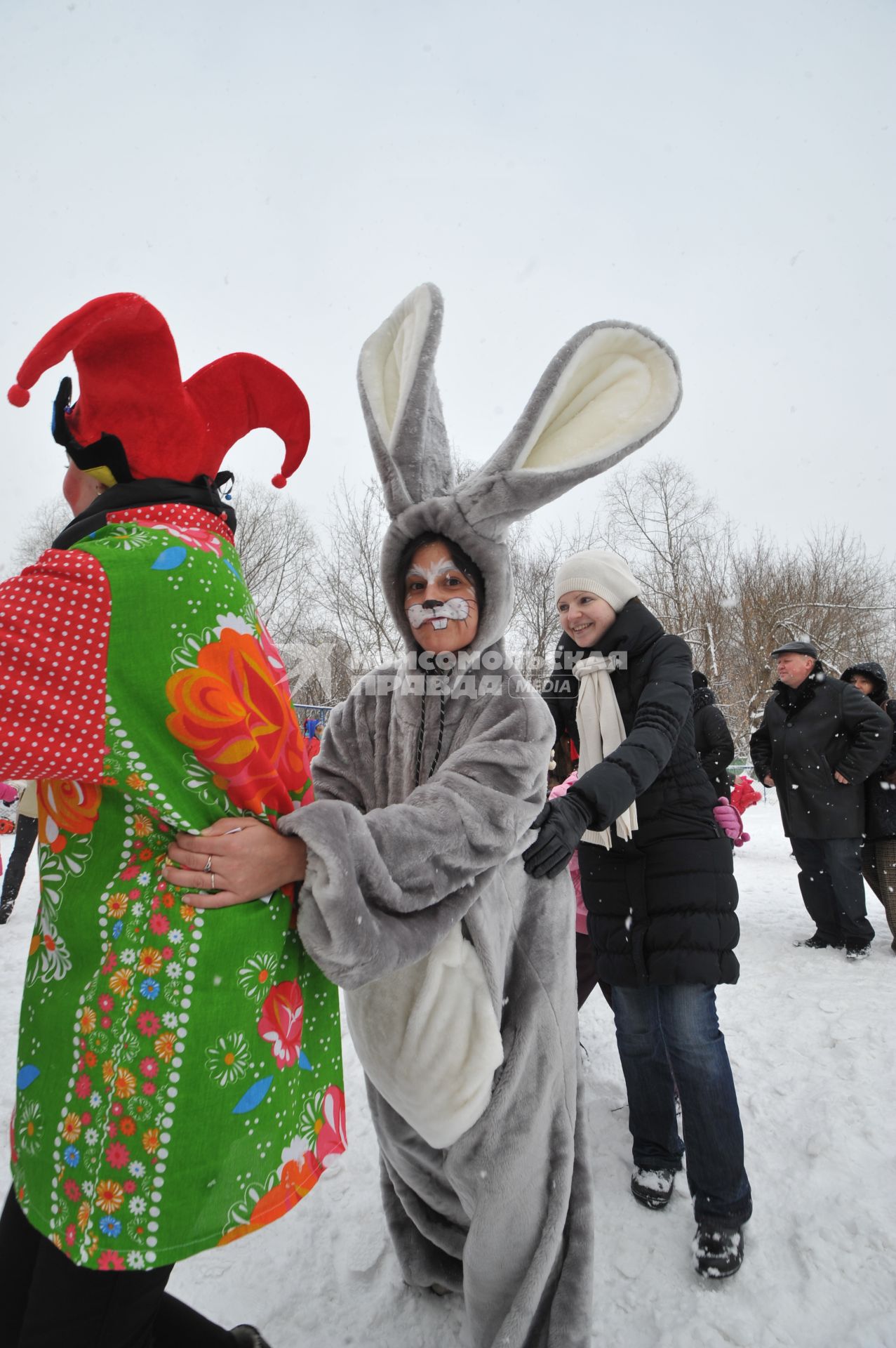 Празднование Масленицы. На снимке: аниматор в костюме ростовой куклы и дети.