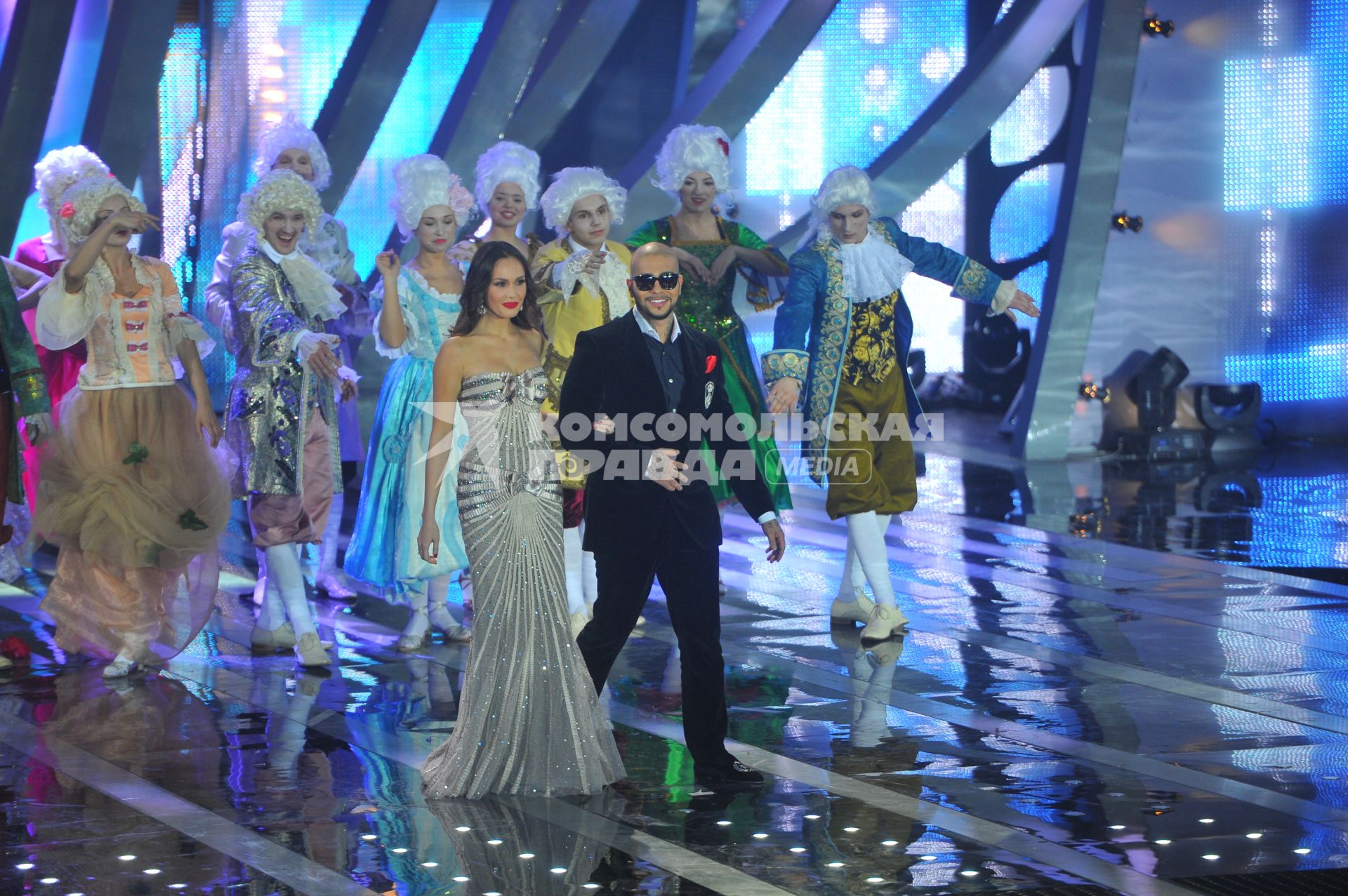 Финальный отборочный концерт Евровидения - 2012. На снимке: певец Тимати и оперная певица из Татарстана Аида.