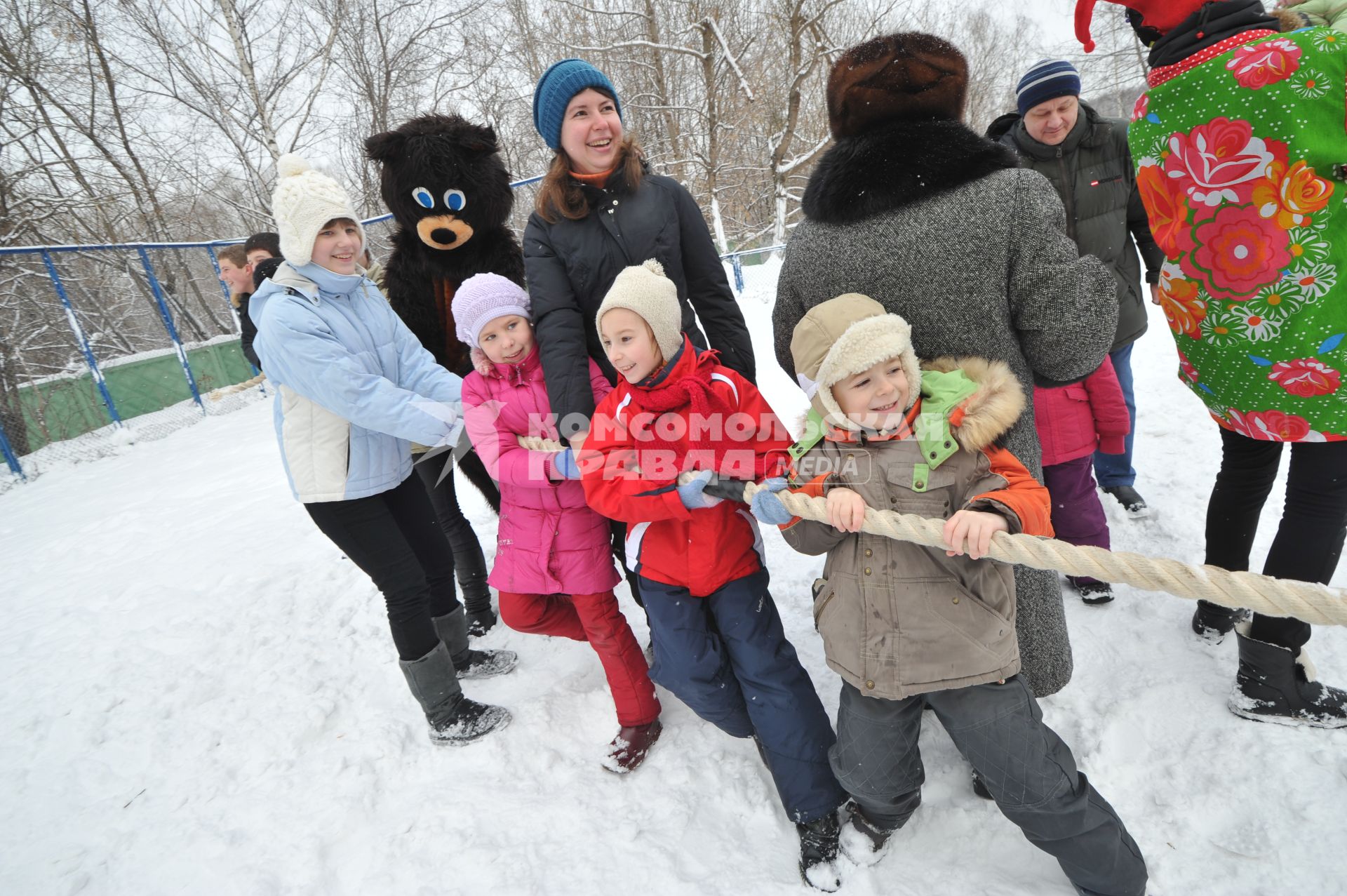 Празднование Масленицы. На снимке: перетягивание каната.