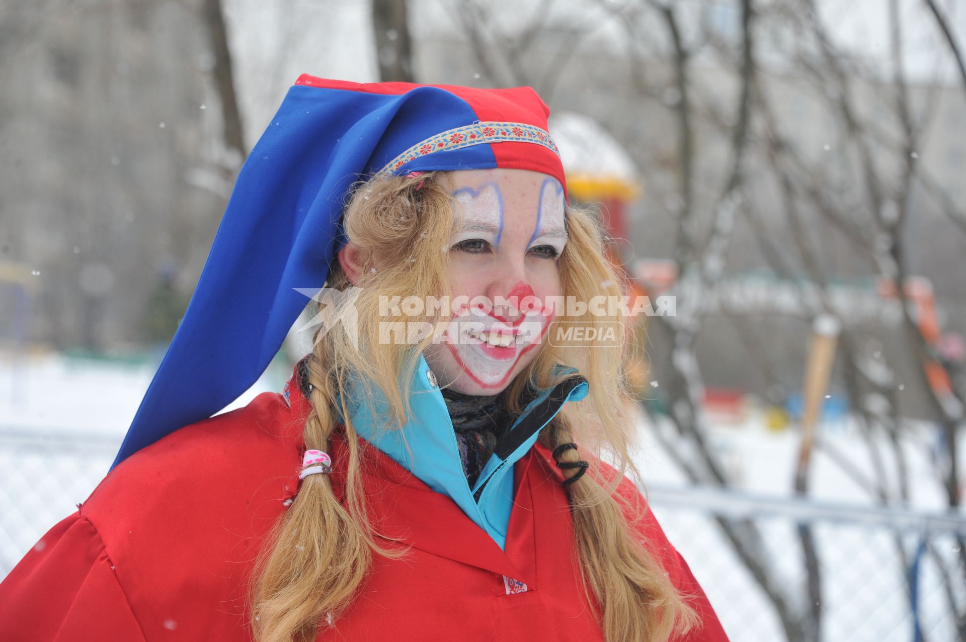 Празднование Масленицы. На снимке: девушка в костюме скомороха.