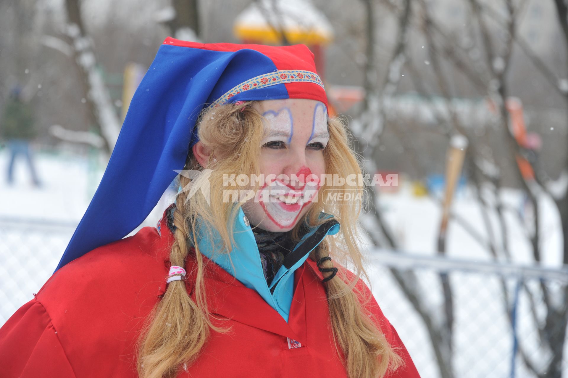 Празднование Масленицы. На снимке: девушка в костюме скомороха.