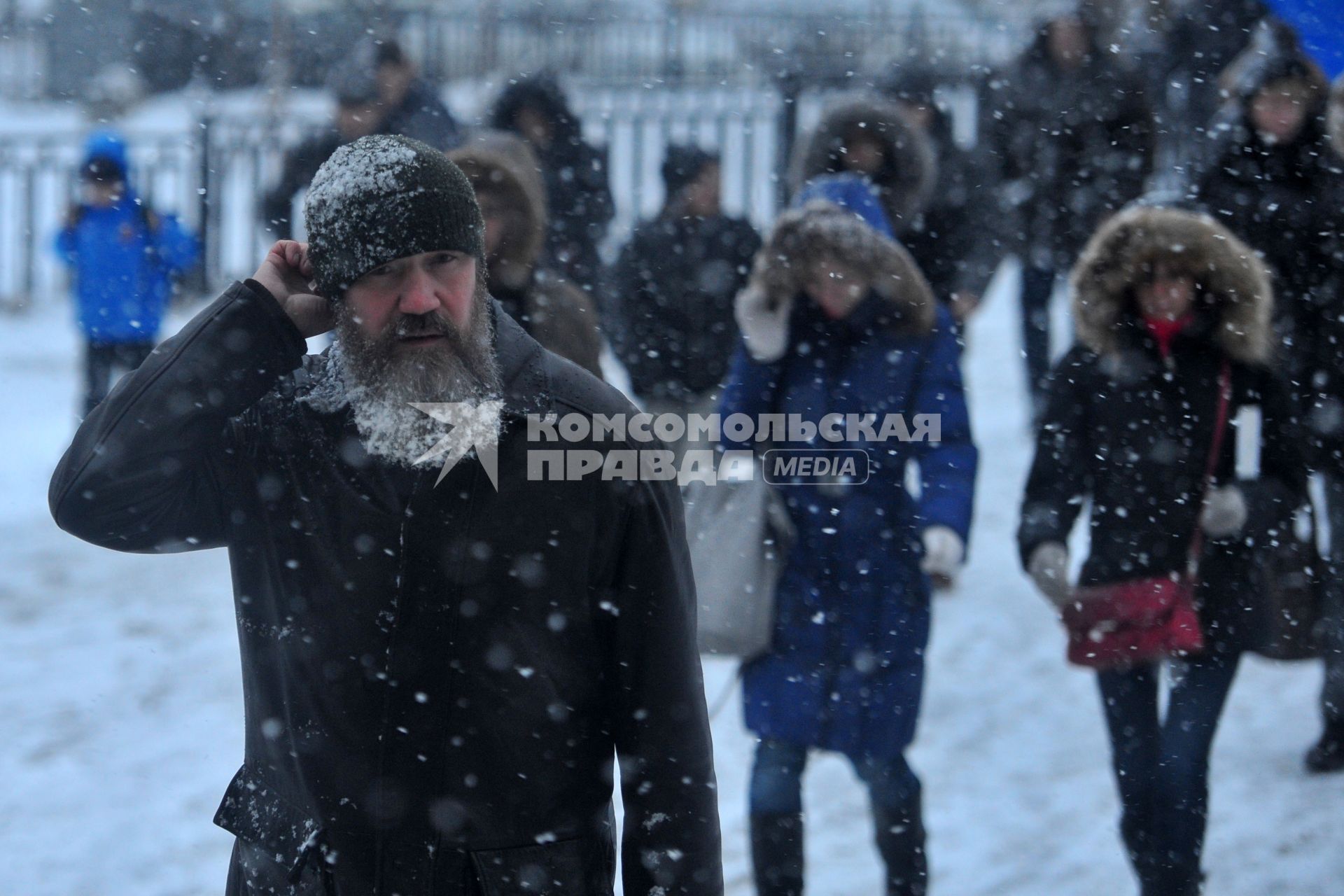 Снегопад в городе. На снимке: мужчина с бородой в морозную погоду.