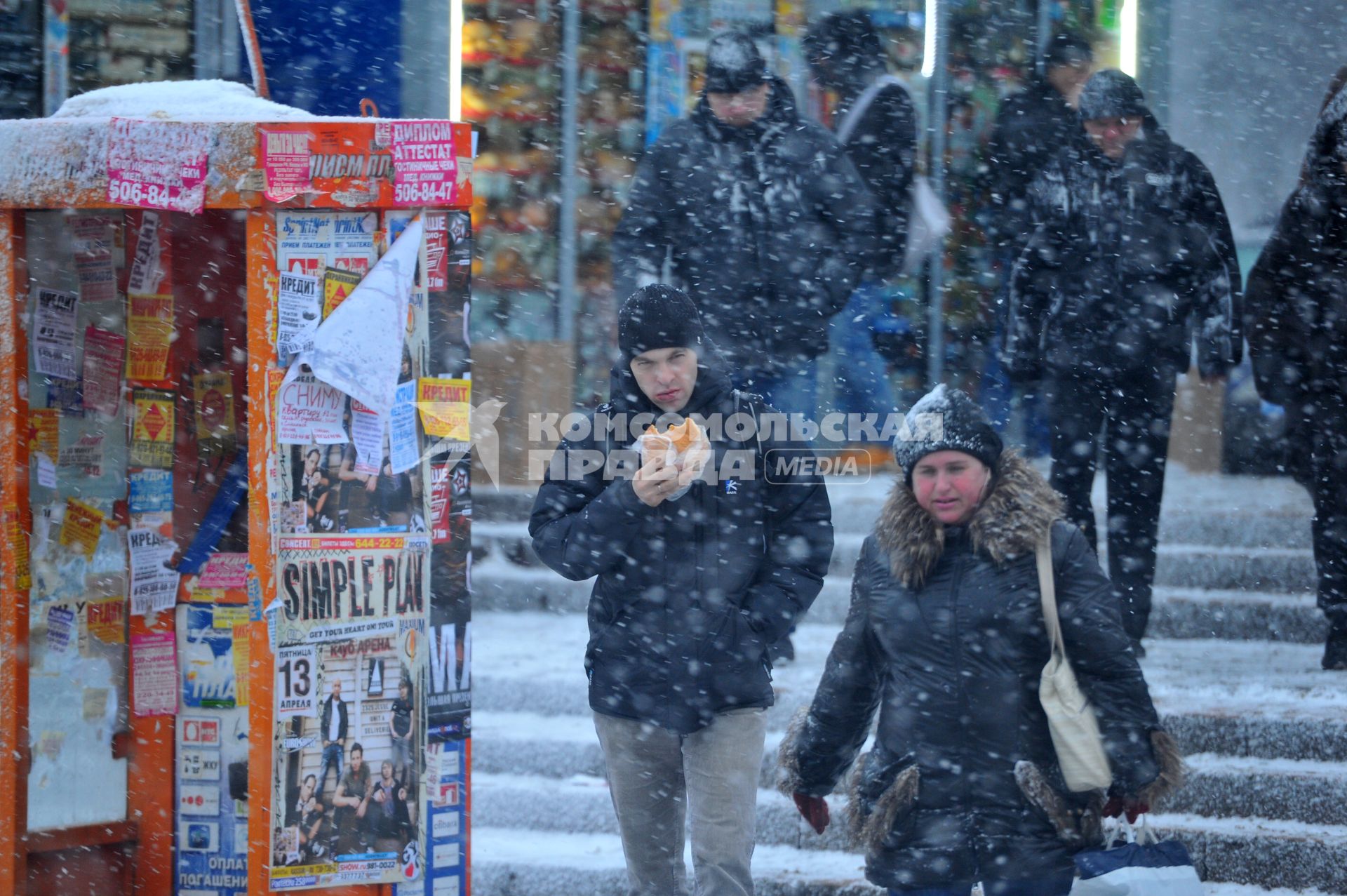 Снегопад в городе. На снимке: мужчина с булочкой.