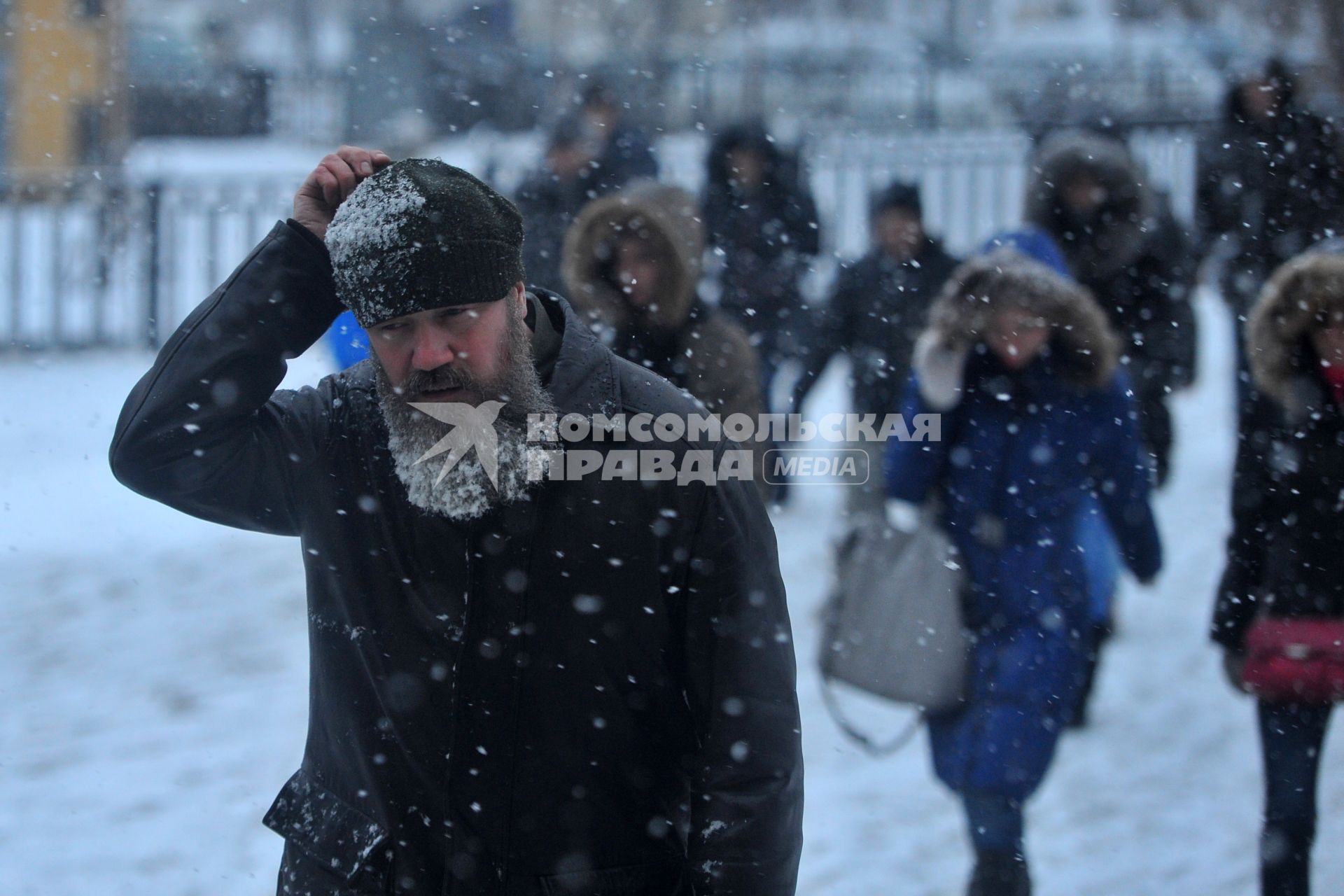 Снегопад в городе. На снимке: мужчина с бородой в морозную погоду.