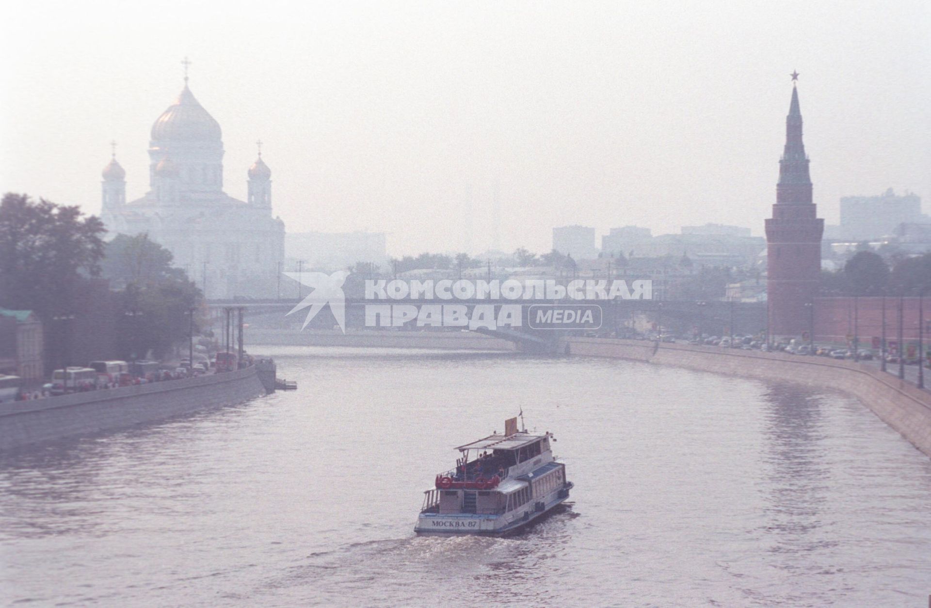 Вид на Москву-реку, кремль и Храм Христа Спасителя утром.