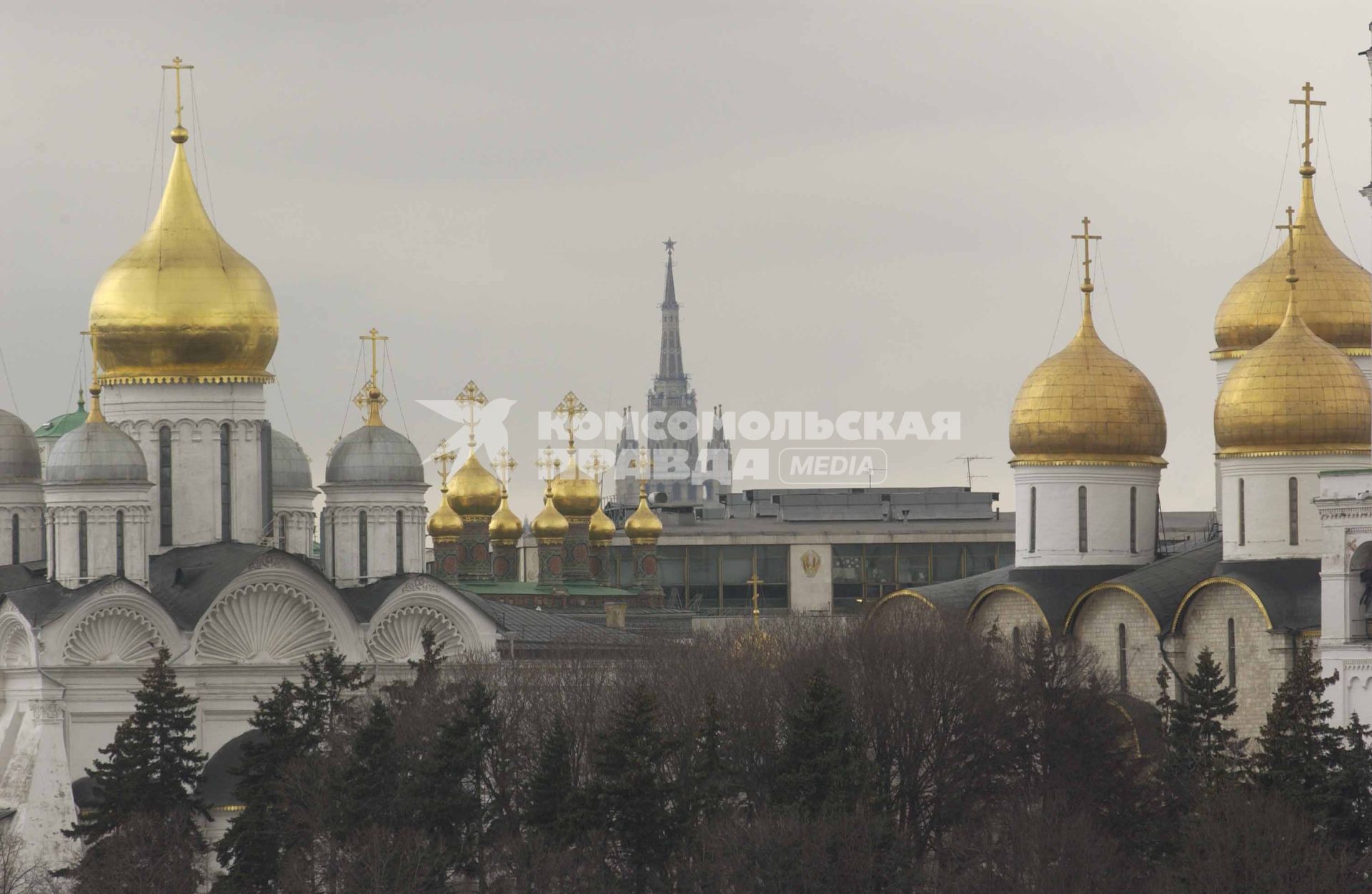 Вид на Спасскую башню через Архангельский, Благовещенский и Успенский соборы (слева направо).