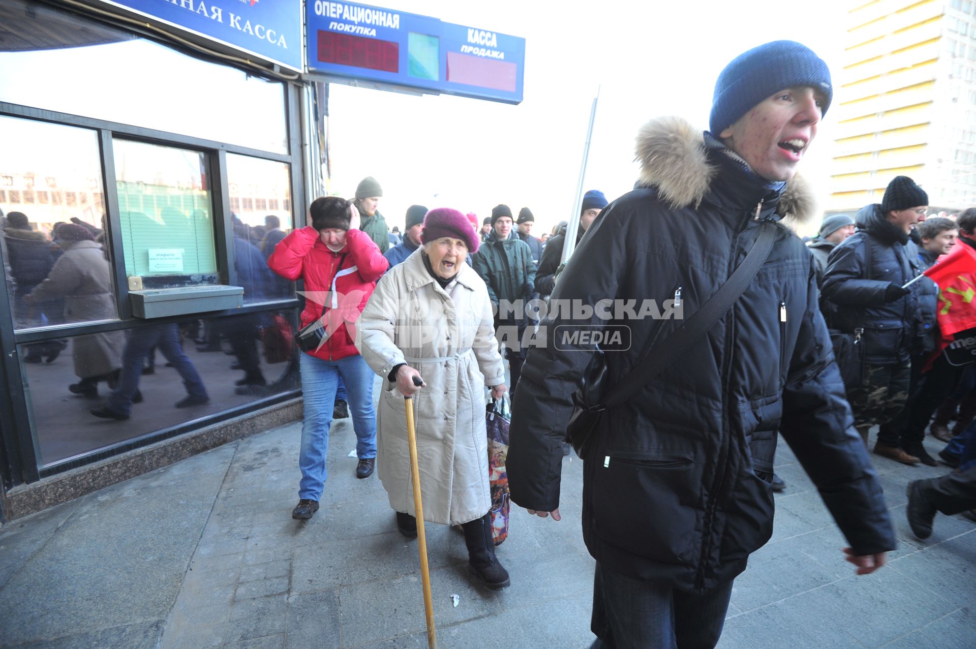 Новый Арбат. Митинг `За честные выборы`, организованный активистами движения `Левый фронт` . На снимке: старая женщина с палочкой идет вместе с митингующими.