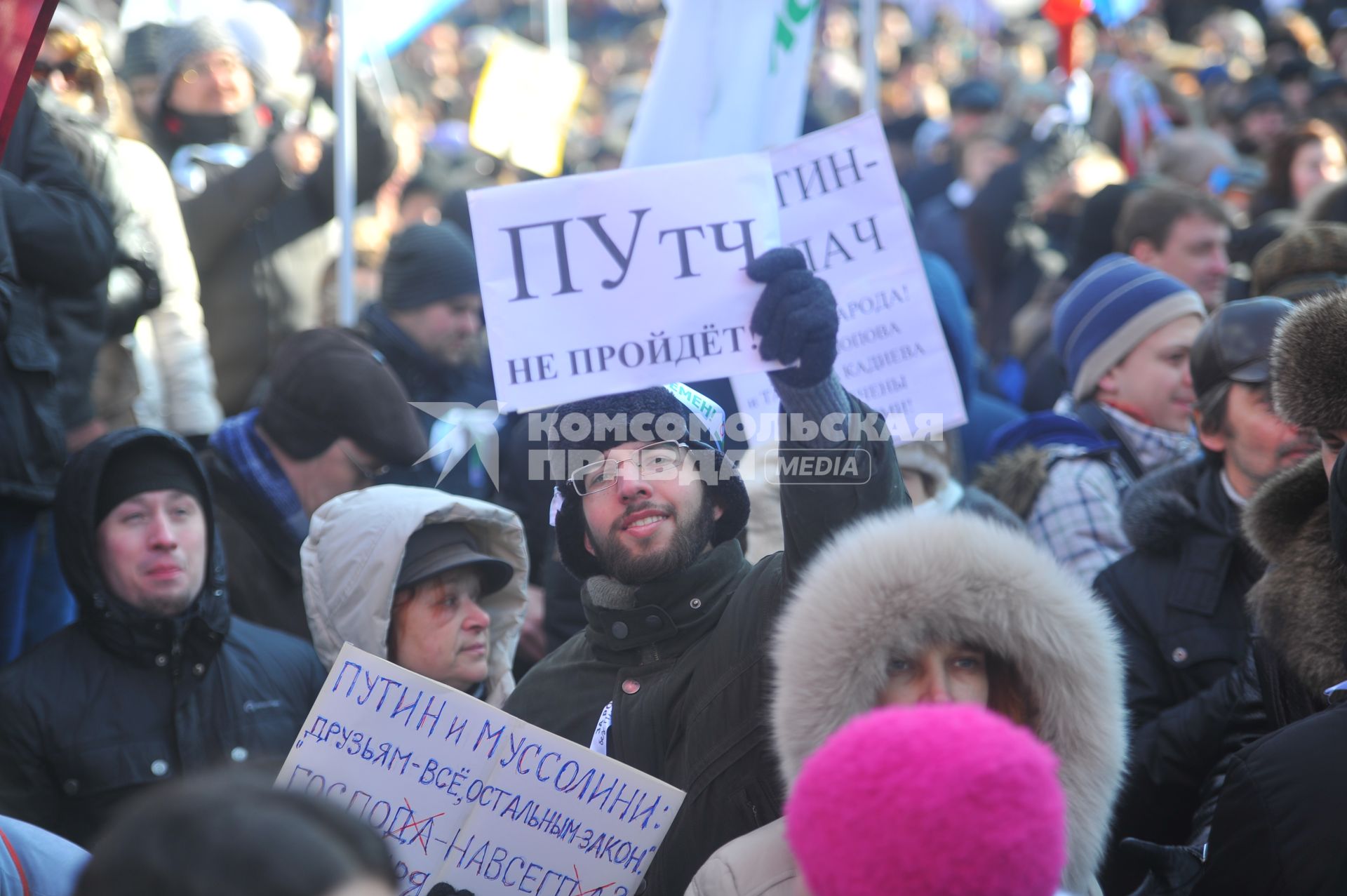 Новый Арбат. Митинг `За честные выборы`, организованный активистами движения `Левый фронт` . На снимке: участник митинга держит плакат с надписью `ПУтч не пройдет`.