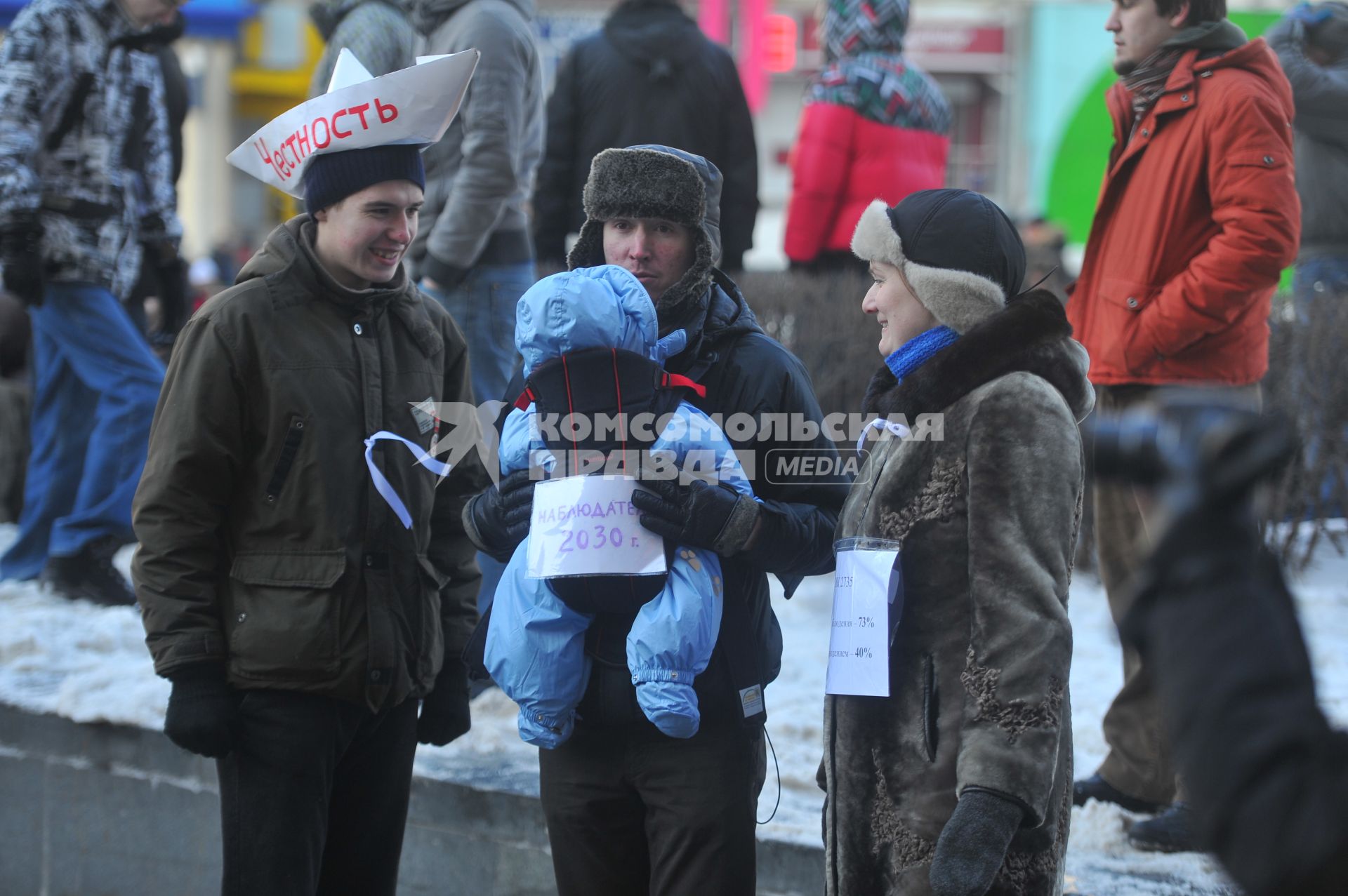 Новый Арбат. Митинг `За честные выборы`, организованный активистами движения `Левый фронт` . На снимке: мужчина в бумажном головном уборе с надписью `Честность`.