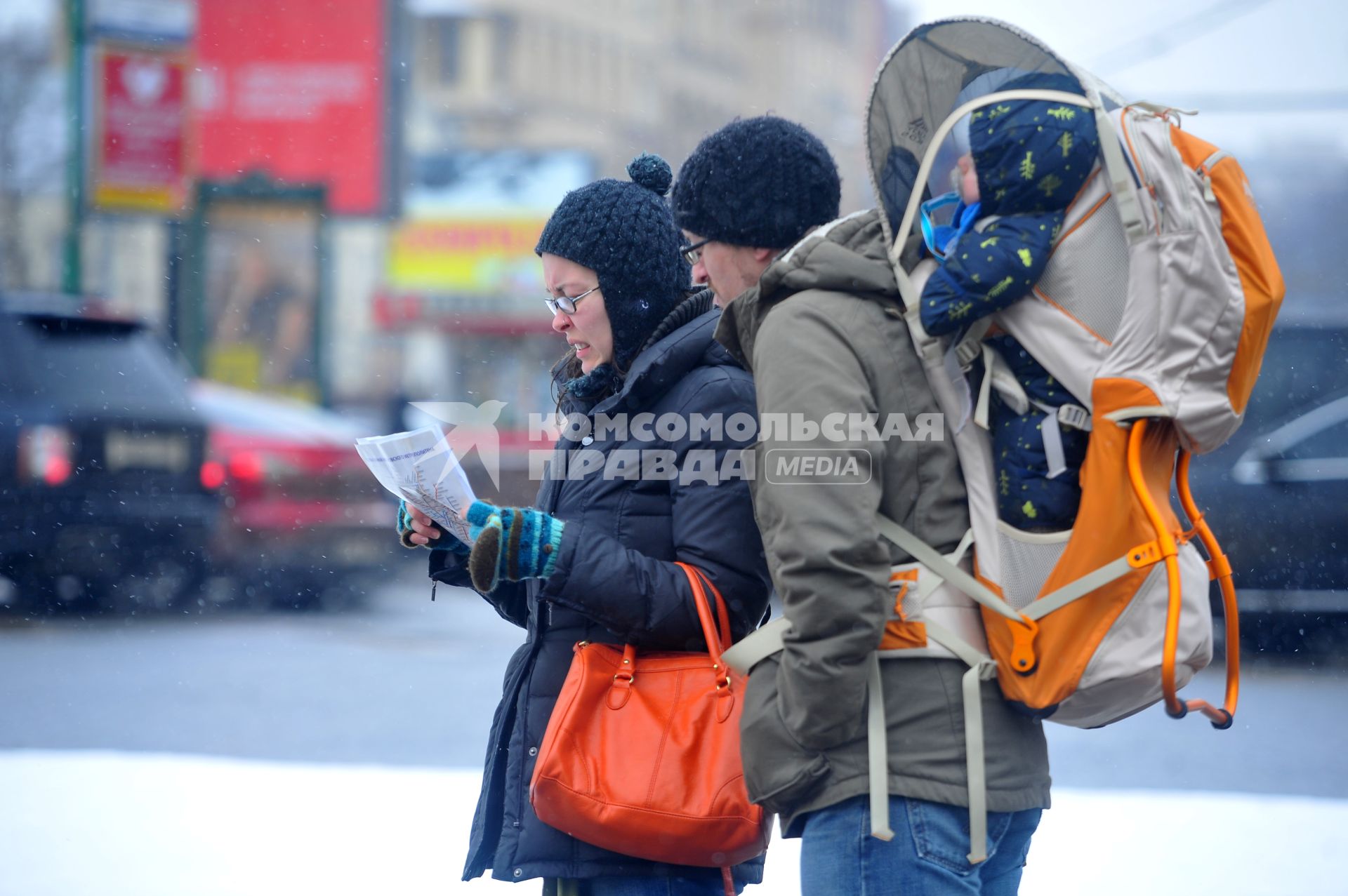 Туристы с картой в городе.