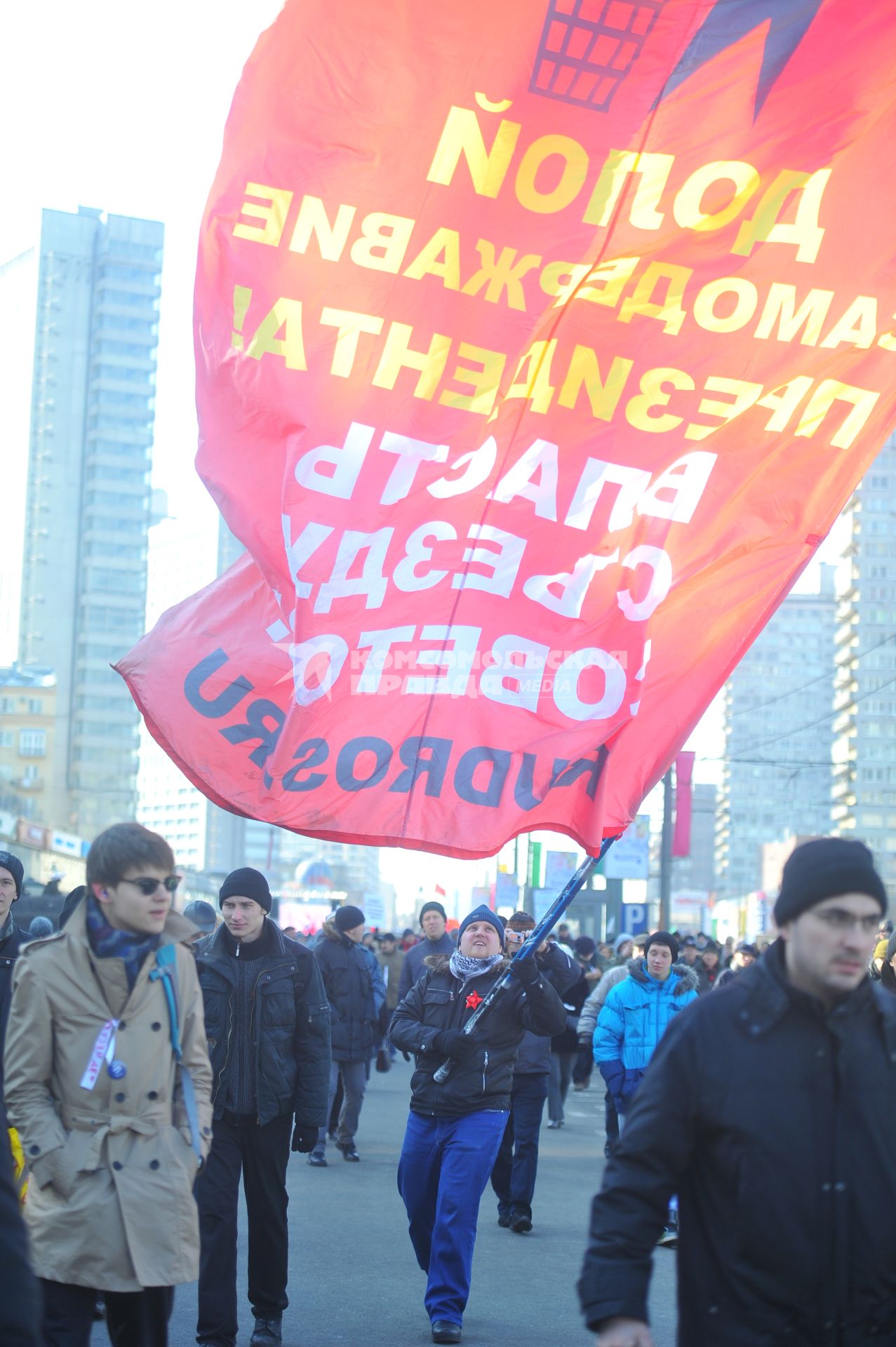 Новый Арбат. Митинг `За честные выборы`, организованный активистами движения `Левый фронт` . На снимке: участник митинга с флагом.