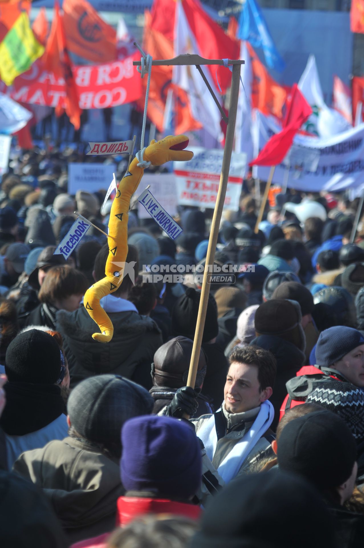 Новый Арбат. Митинг `За честные выборы`, организованный активистами движения `Левый фронт` . На снимке: участники митинга.