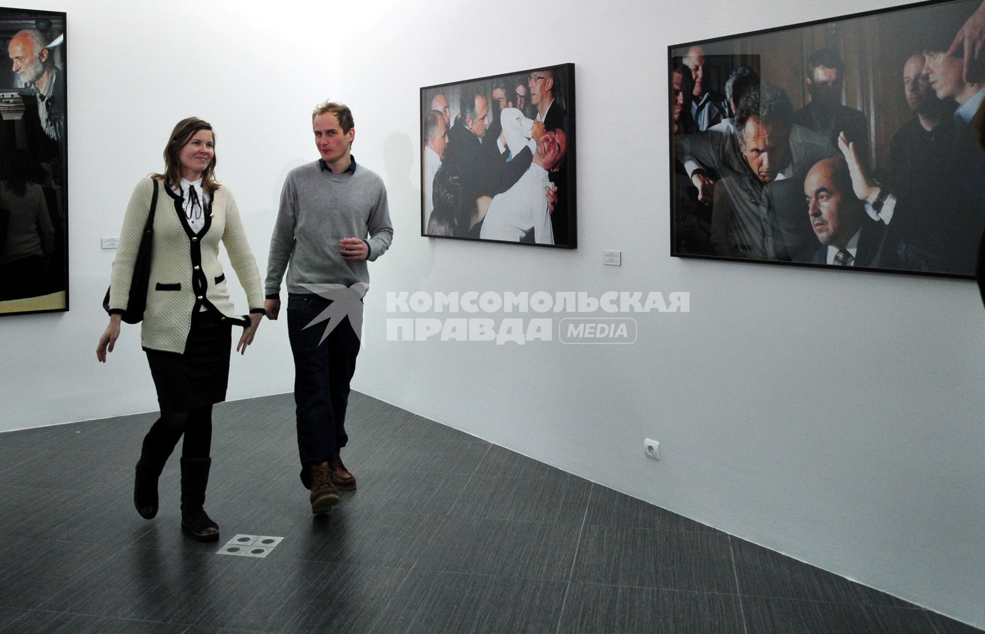 9-й Московский международный фестиваль `Фотобиеннале 2012`. Выставка `Парламент` австрийской арт-группы G.R.A.M.  На снимке: посетители выставки.