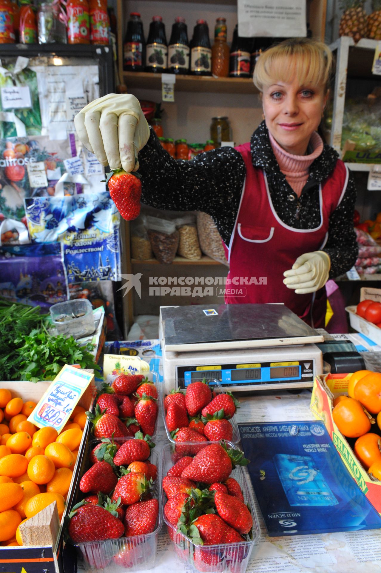 Продажа овощей и фруктов. На снимке: свежая клубника.