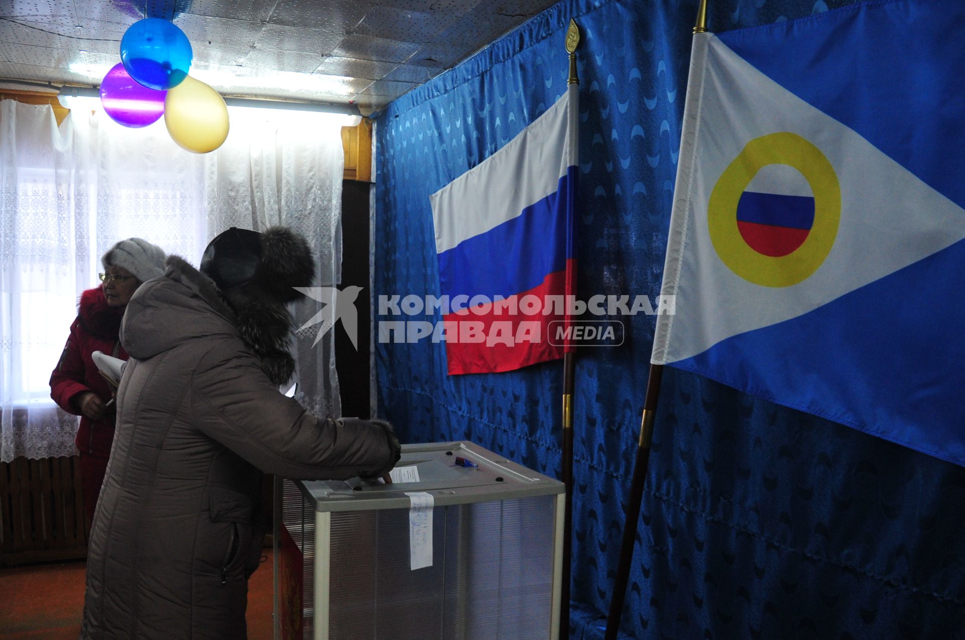 Избирательный участок   5 в селе Тавайваам. На снимке местные жители во время голосования.