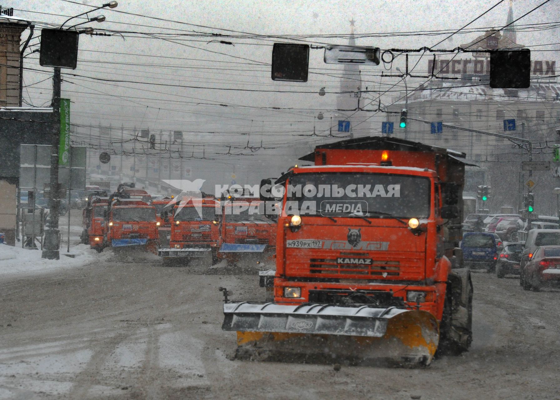 Снегопад. На снимке: снегоуборочная техника на улицах города.