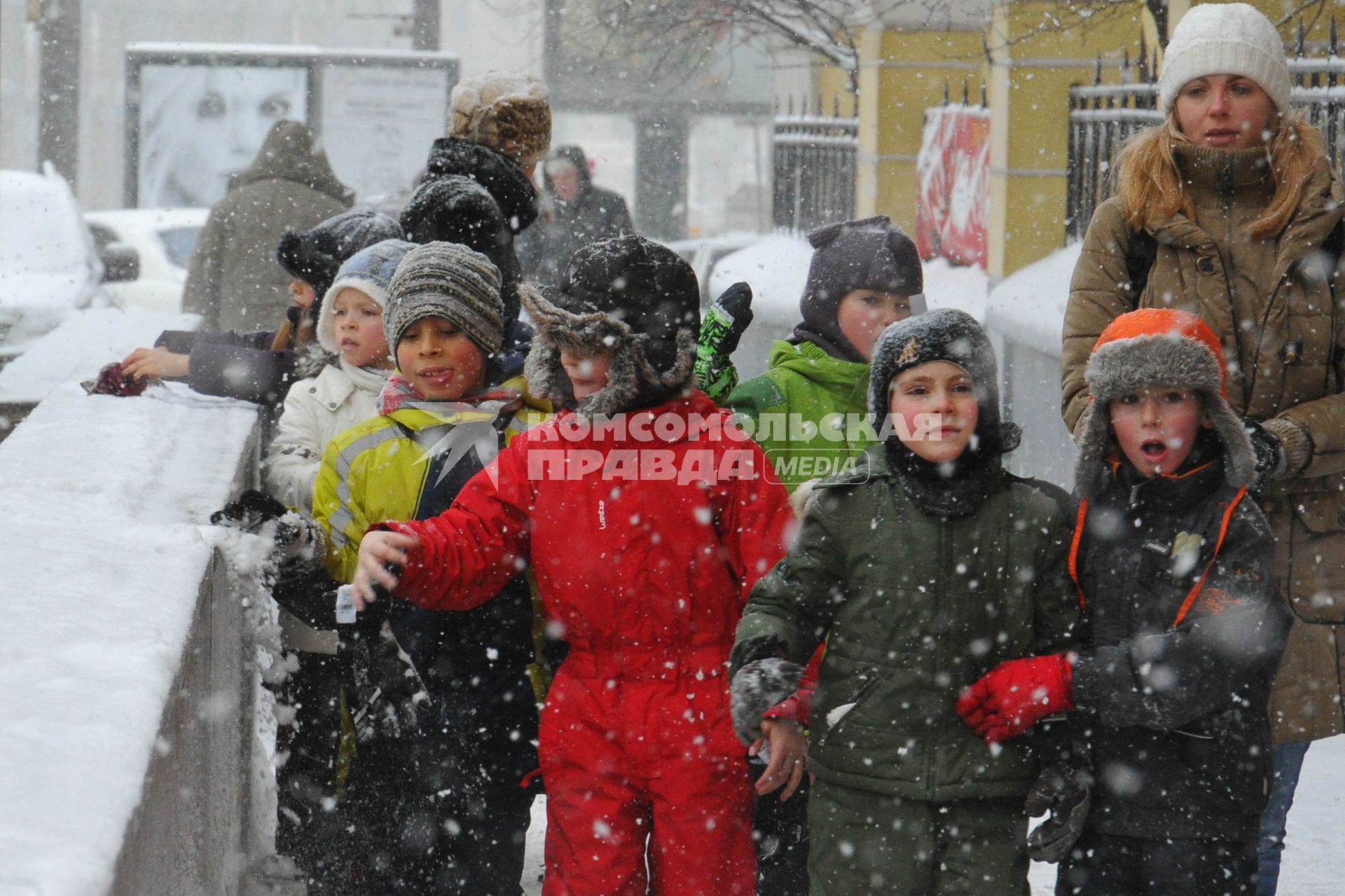 Снегопад в городе. На снимке: дети на зимней прогулке.