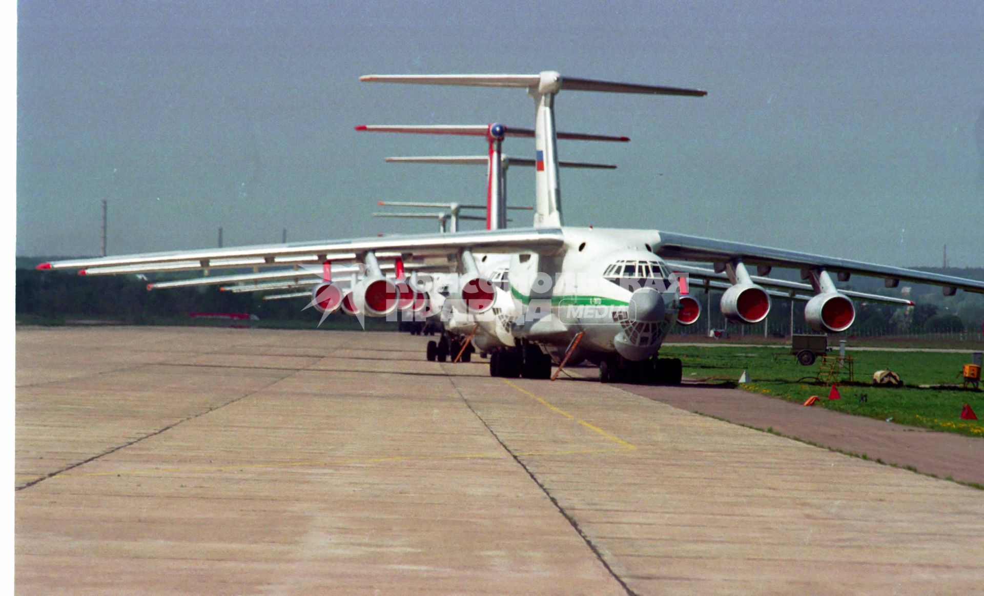 Самолет ИЛ-86 (на первом плане) стоит на аэродроме.