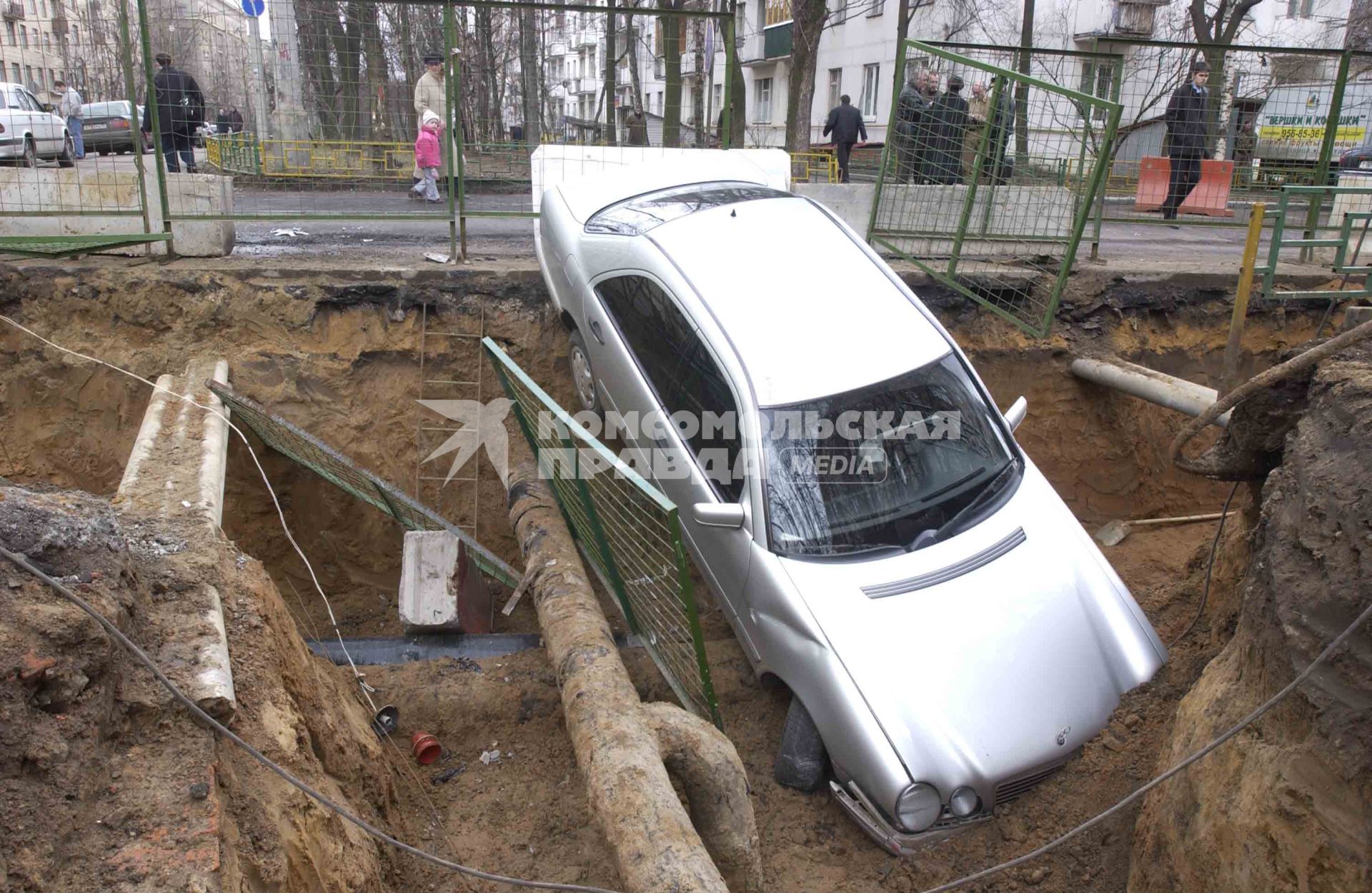 Автомобиль упал в яму во время ремонта коммуникаций на улице.