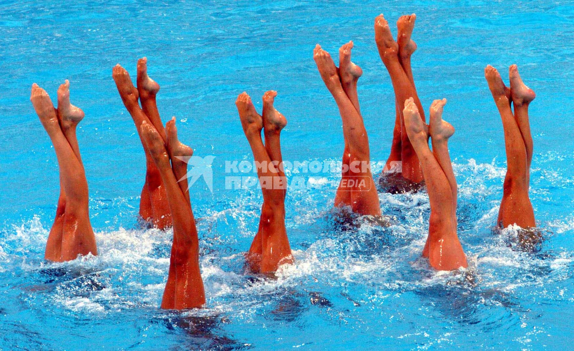 Афины 2004, Олимпиада, ноги спортсменок над водой во время соревнований по синхронному плаванию.