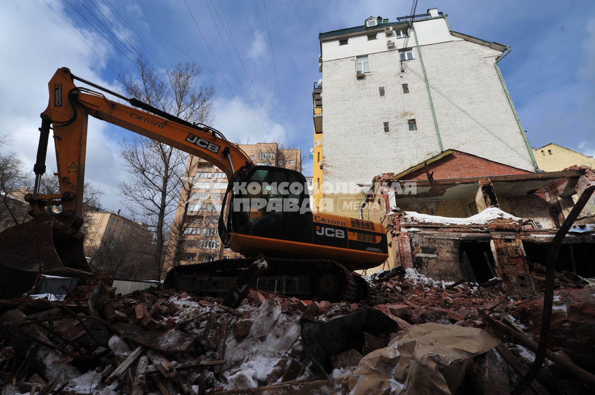 Большой Козихинский переулок дом 25. На снимке: экскаватор на месте сноса исторического здания.