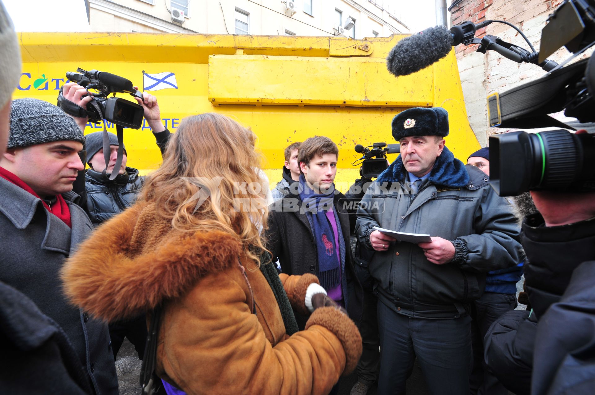 Акция у сносимого здания в Большом Козихинском переулке. На снимке: активисты коалиции `В защиту Москвы`и сотрудники полиции.