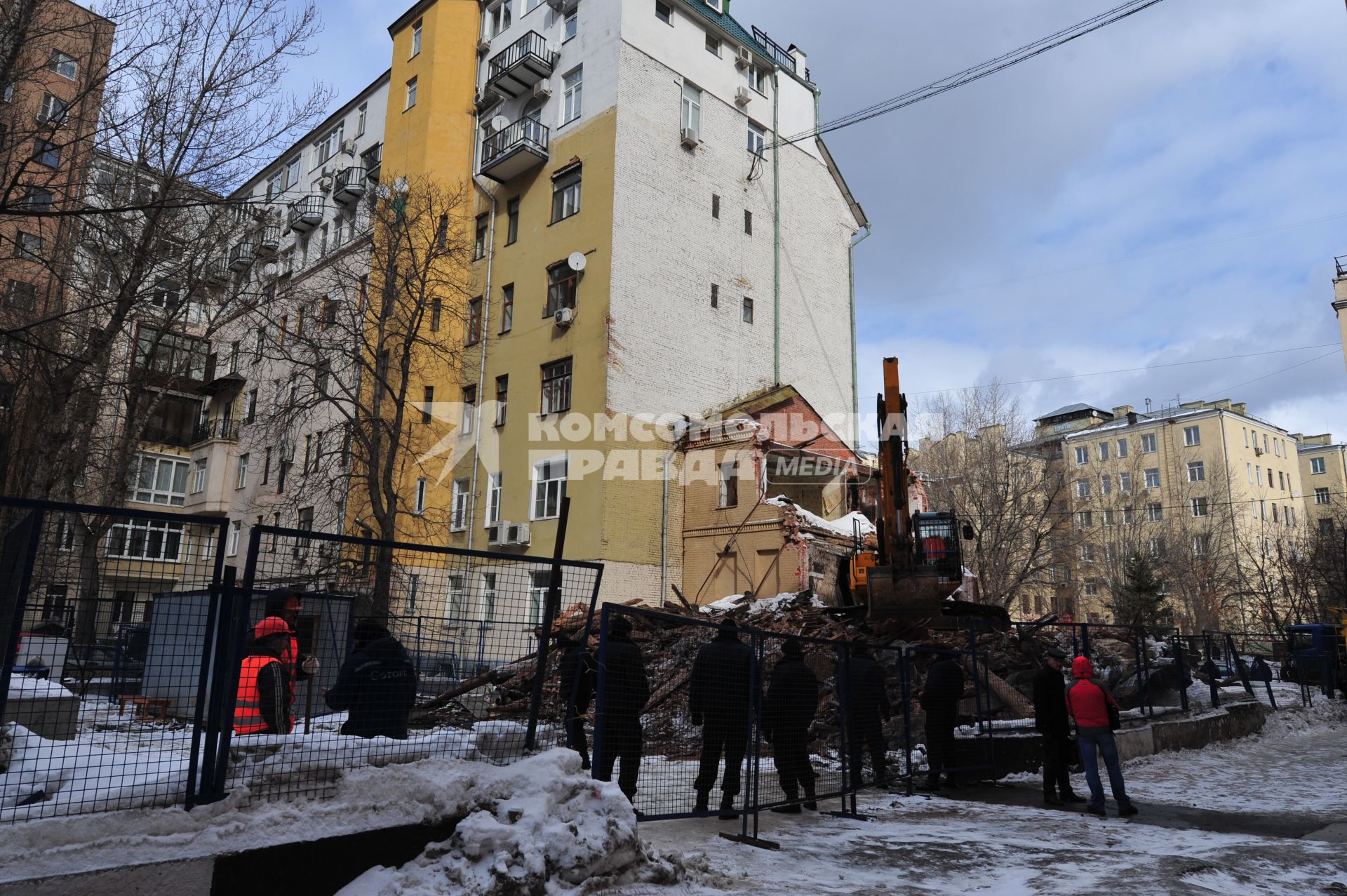 Большой Козихинский переулок дом 25. На снимке: рабочие на месте сноса исторического здания.