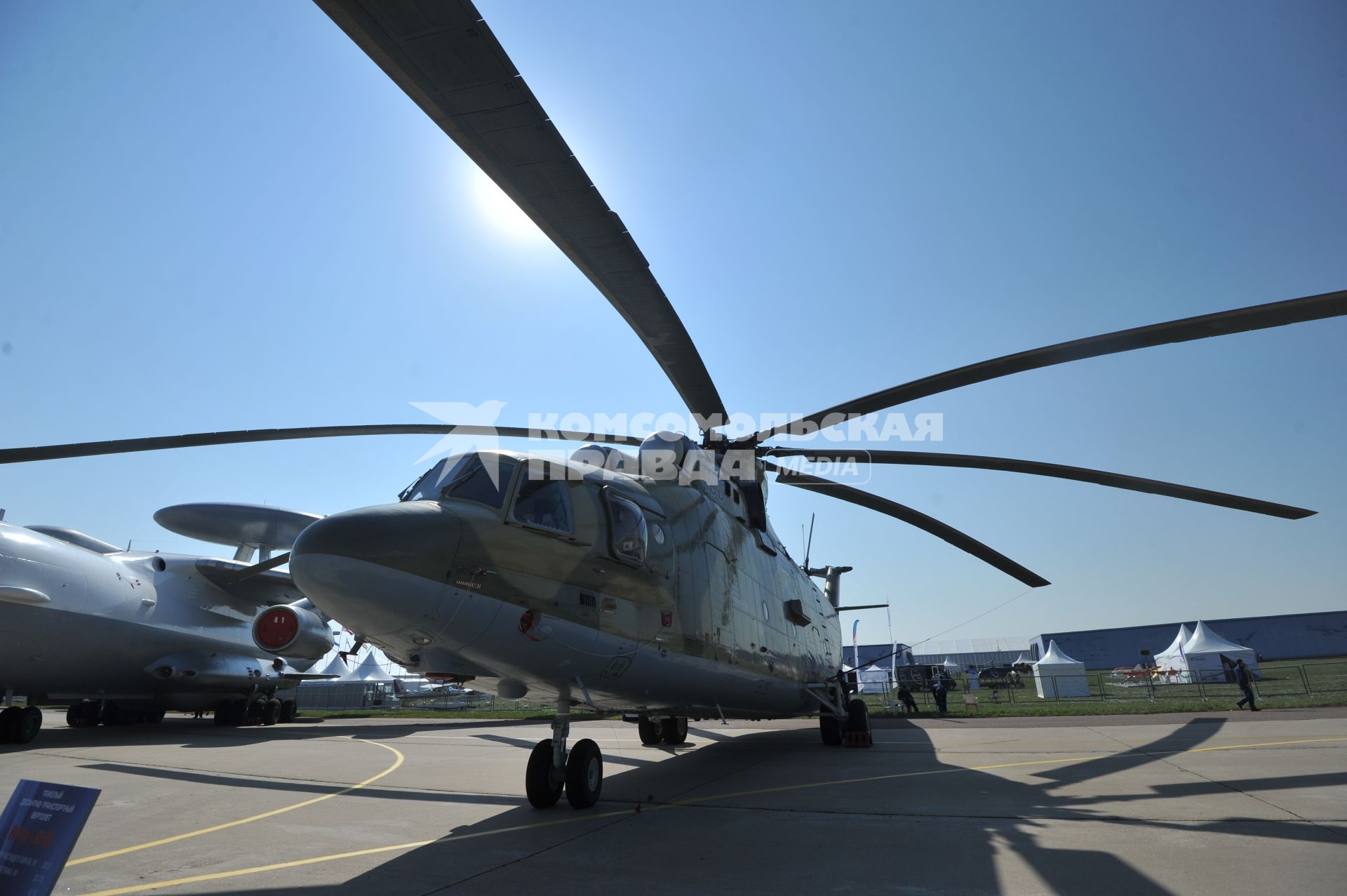 10-й Международный авиационно-космический салон `МАКС-2011`. На снимке тяжелый десантно-транспортный вертолет Ми-26.