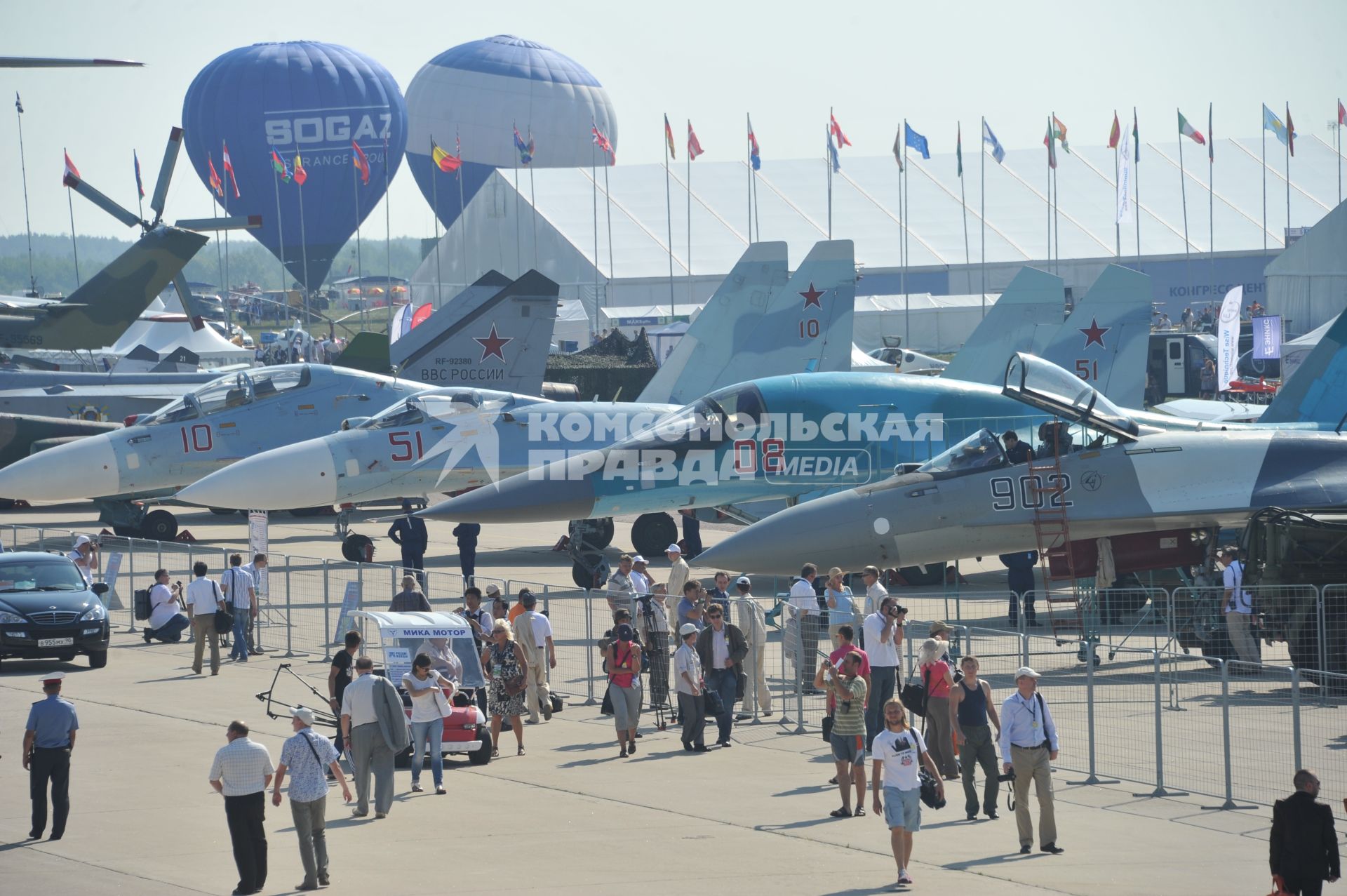 10-й Международный авиационно-космический салон `МАКС-2011`. На снимке посетители салона.