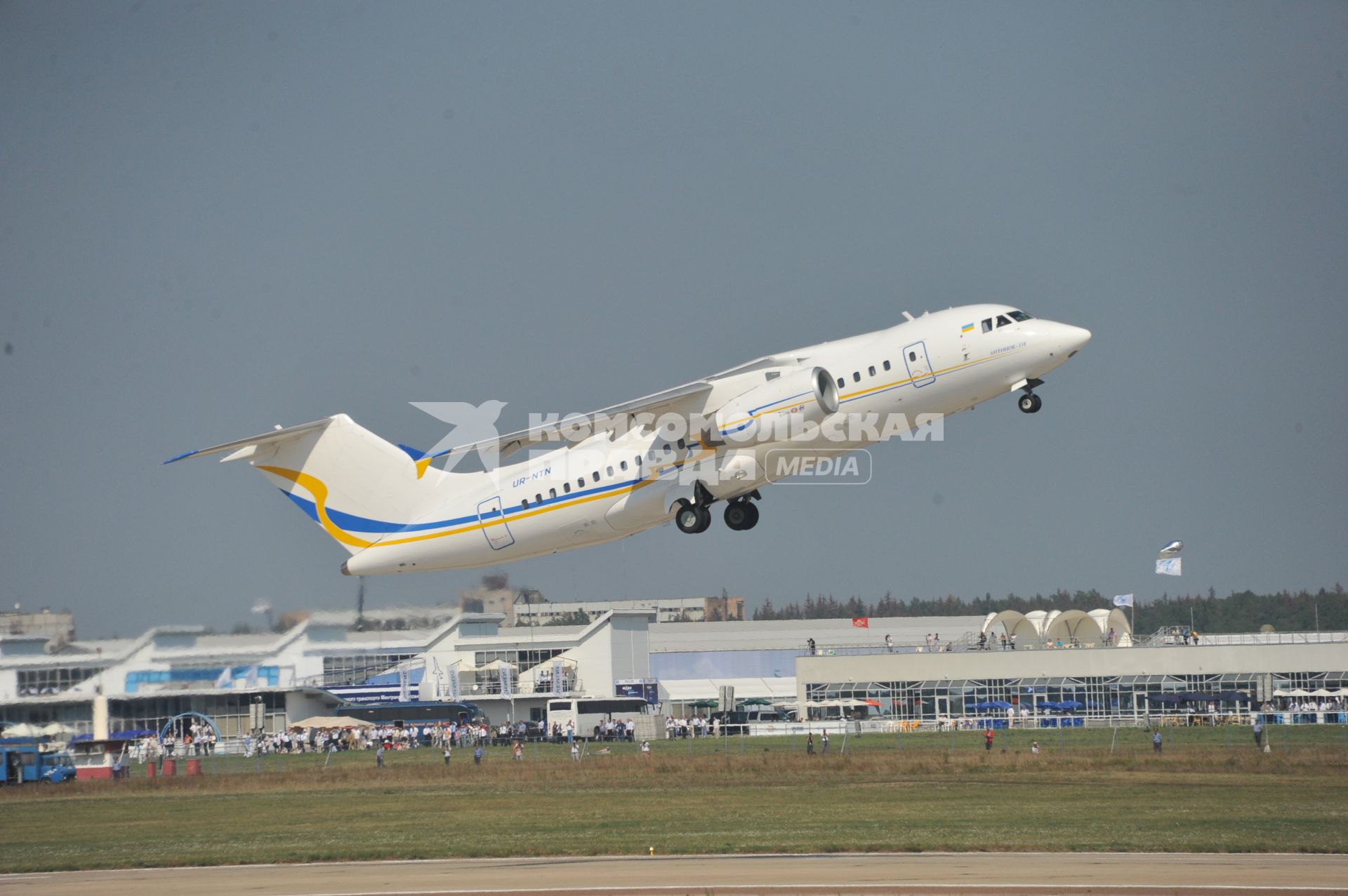 10-й Международный авиационно-космический салон `МАКС-2011`. На снимке украинский пассажирский самолет Ан-158.