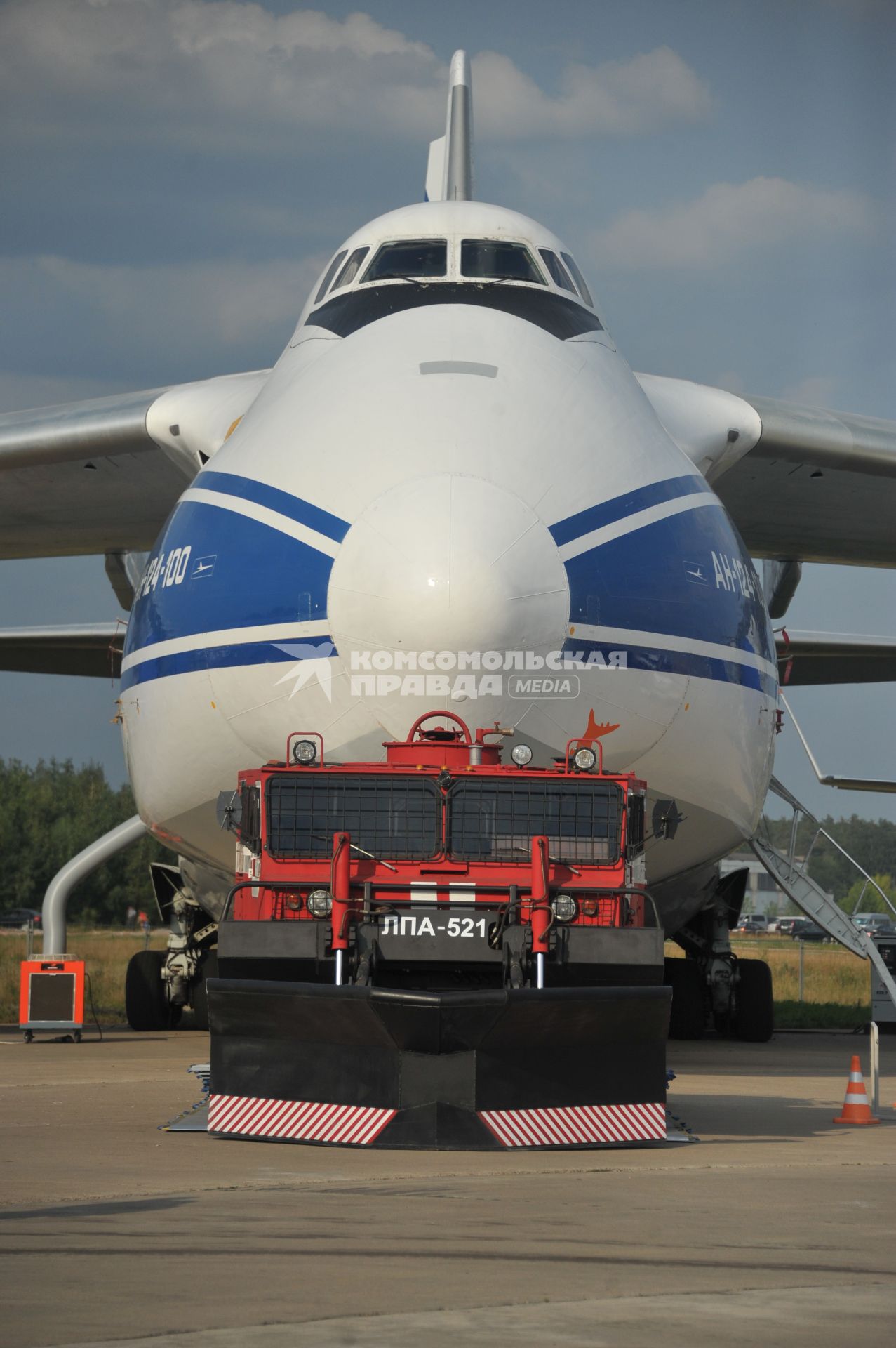 10-й Международный авиационно-космический салон `МАКС-2011`. На снимке советский и украино-российский транспортный самолёт Ан-124-100 на статической экспозиции.