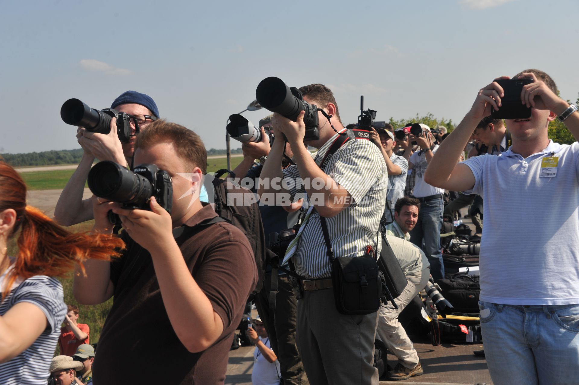 10-й Международный авиационно-космический салон `МАКС-2011`. На снимке фотокорреспонденты во время работы.