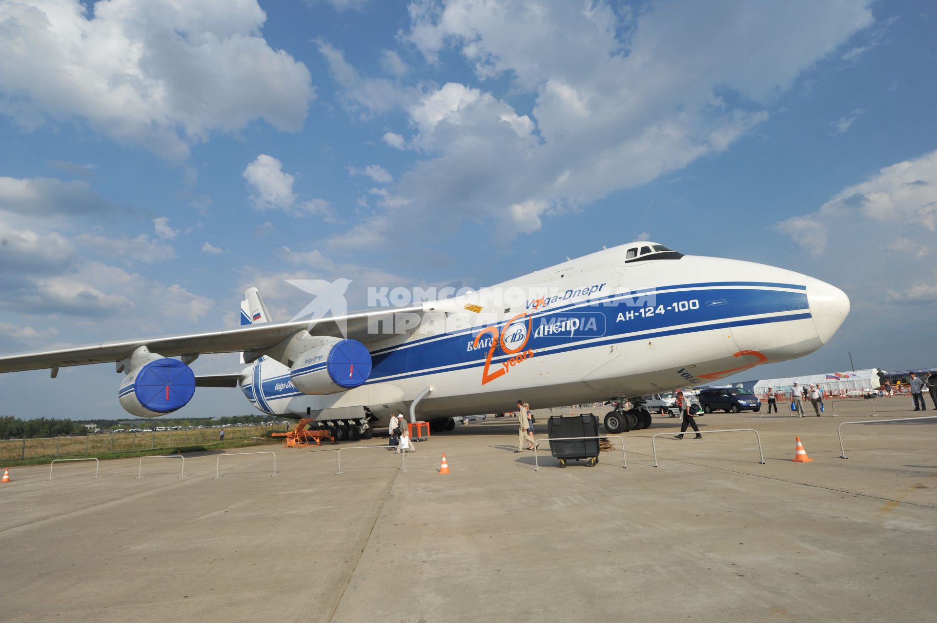 10-й Международный авиационно-космический салон `МАКС-2011`. На снимке советский и украино-российский транспортный самолёт Ан-124-100 на статической экспозиции.