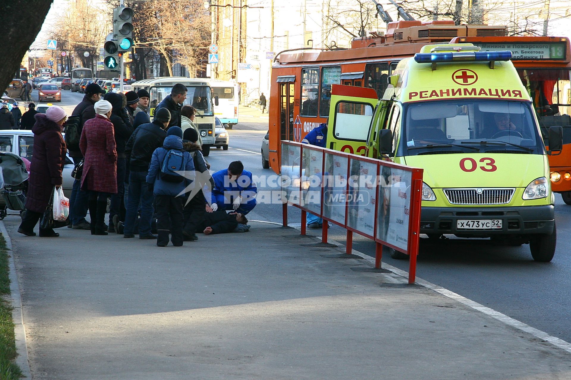 Мужчина на улице стало плохо. Подъехала машина реанимации. Врачи оказывают помощь.